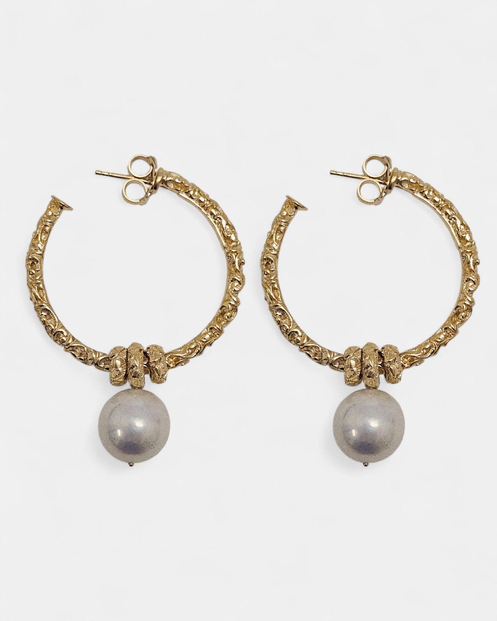 Aros en plata dorada con perla Aurora