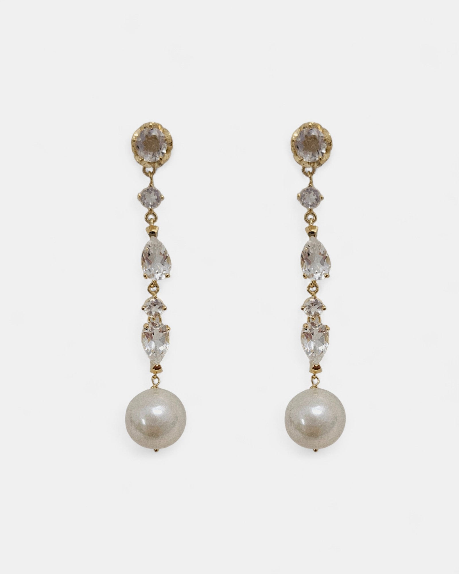 Pendientes “Isabella” largos dorados con cristal facetado y perla