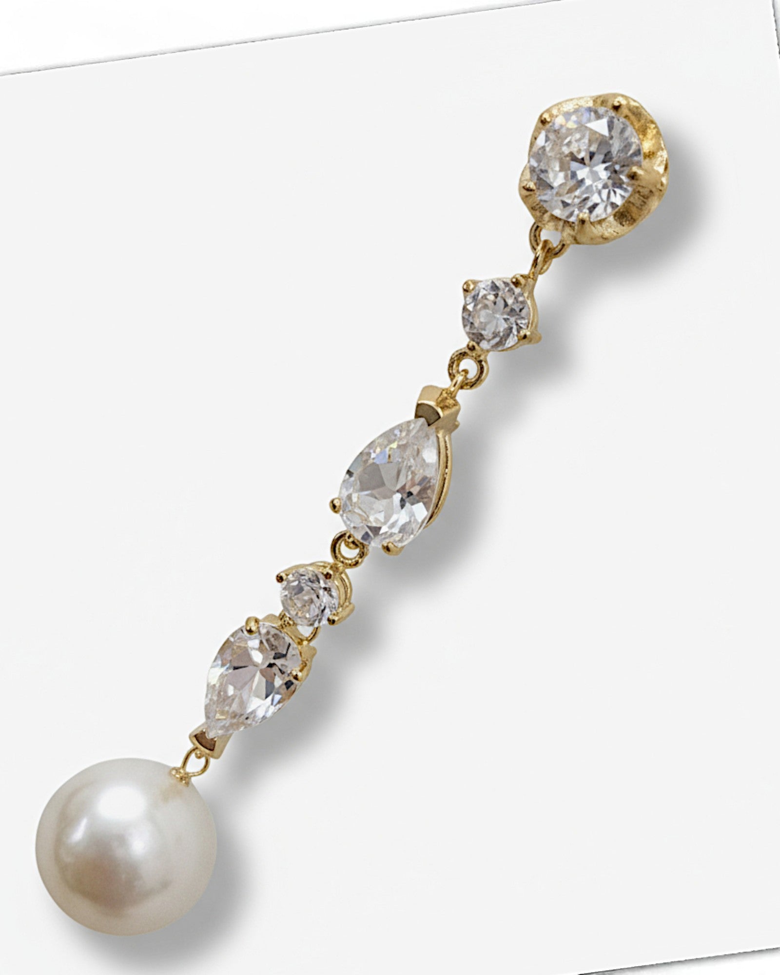 Pendientes “Isabella” largos dorados con cristal facetado y perla