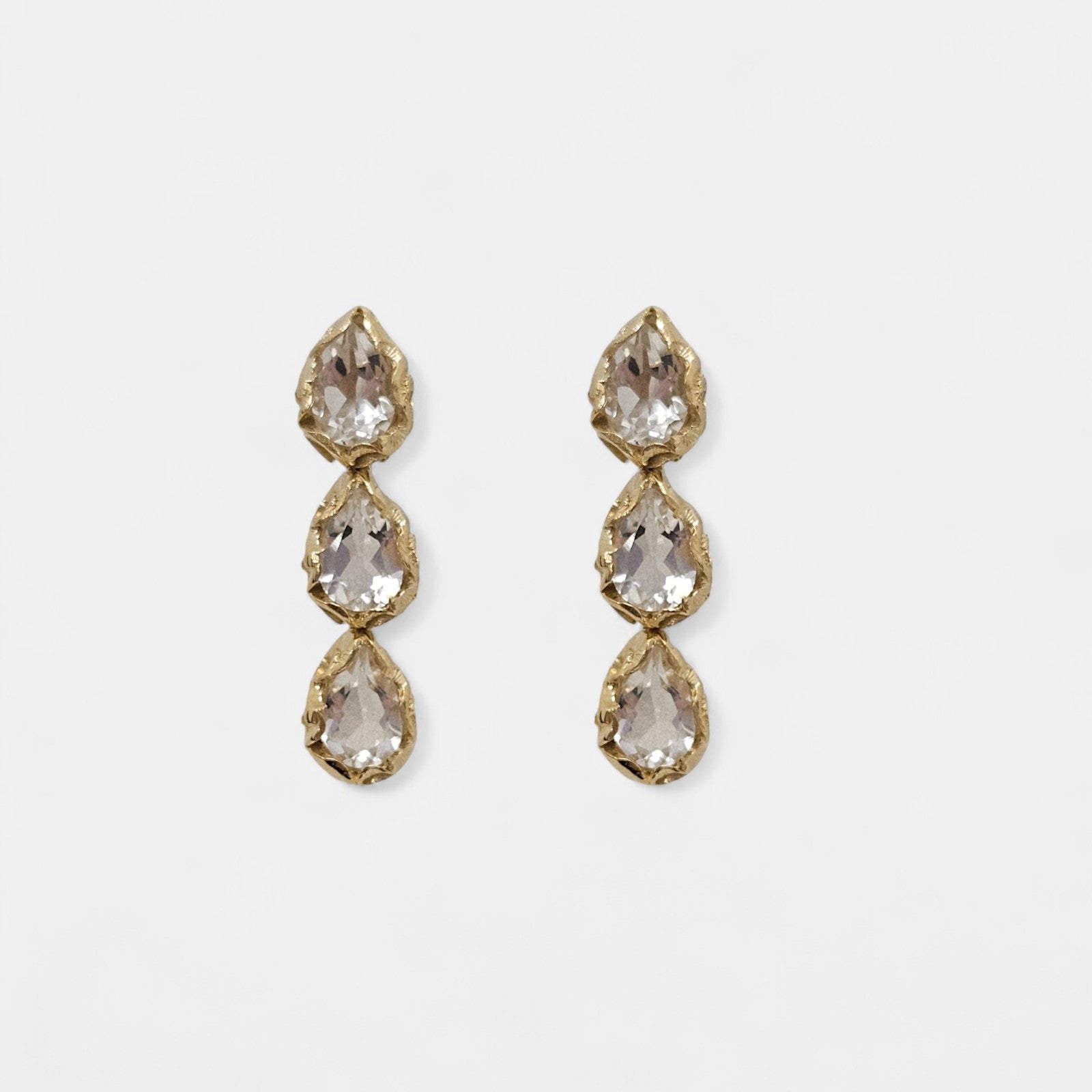 Pendientes Livia dorados con cristales en lágrima