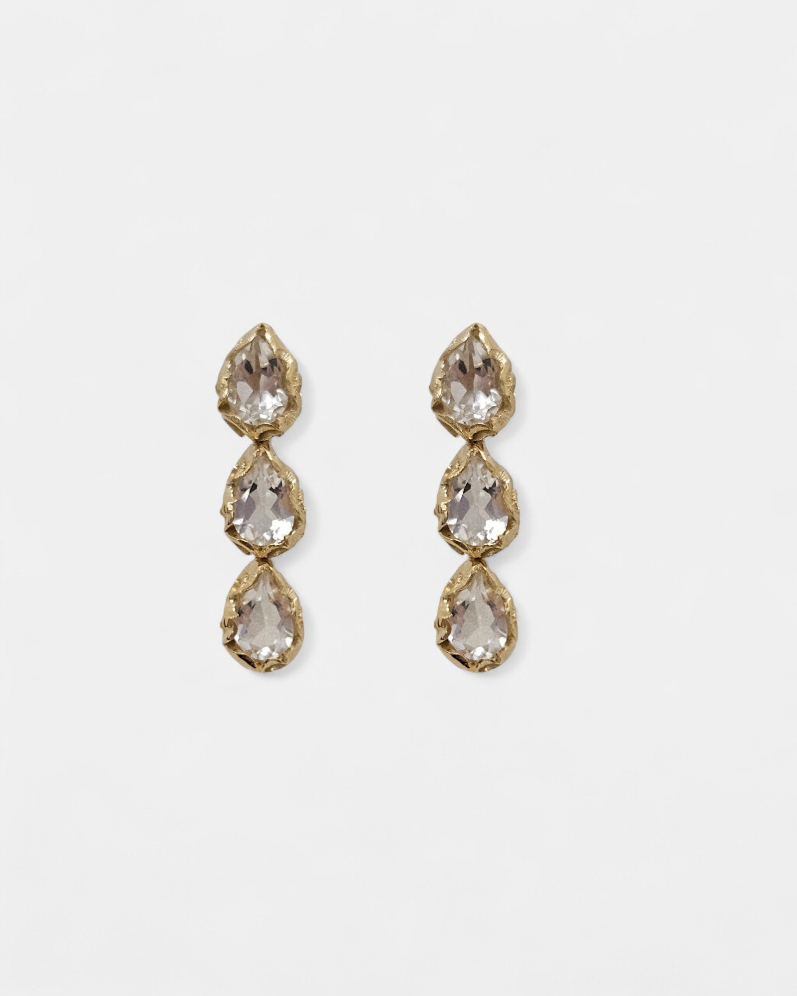 Pendientes Livia dorados con cristales en lágrima