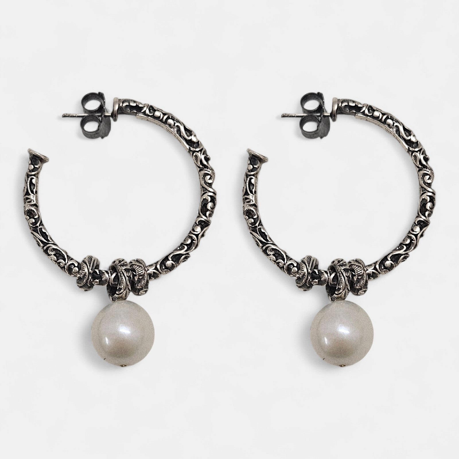 Pendientes Giulia Aros en plata cincelada con perla colgante