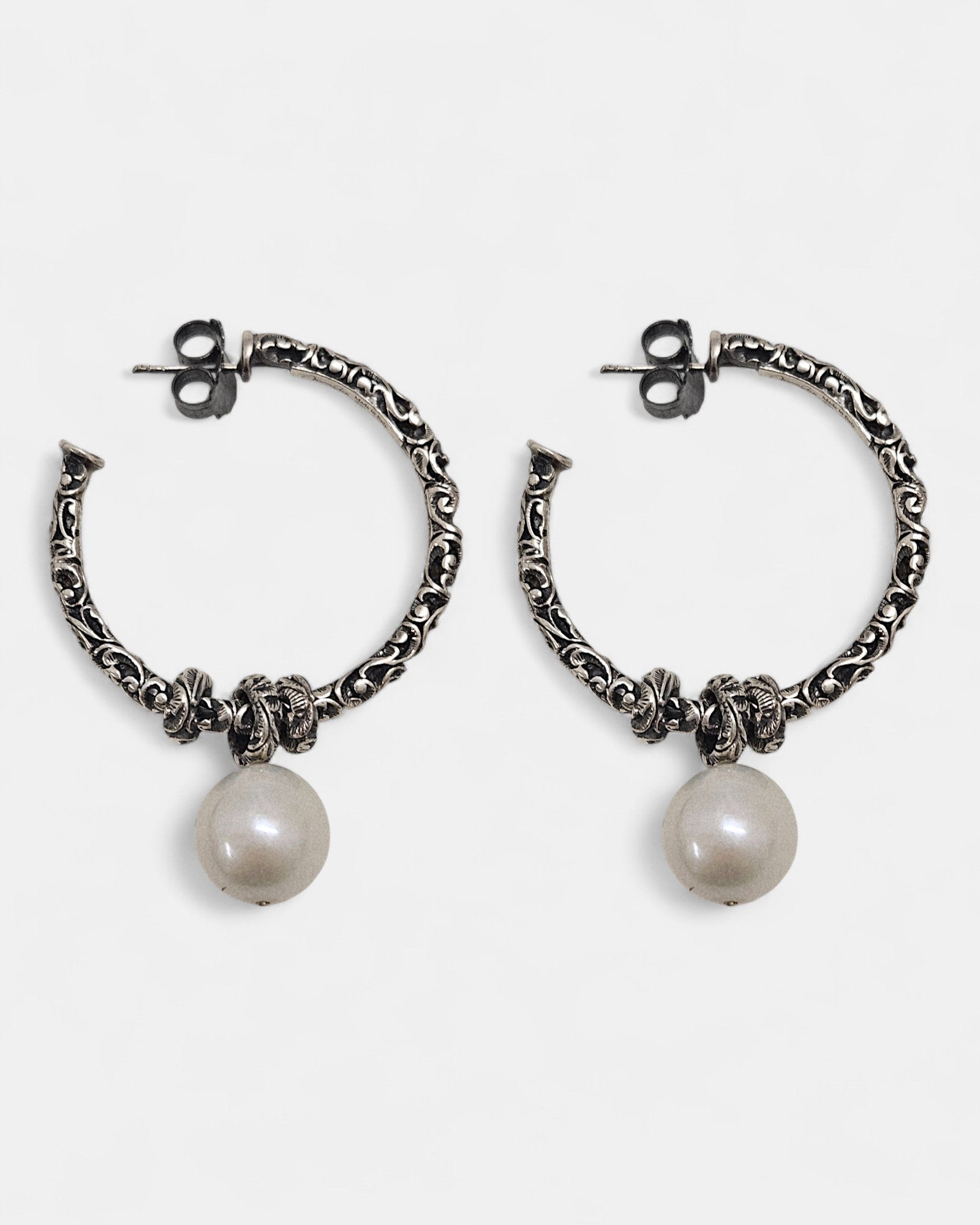 Pendientes Giulia Aros en plata cincelada con perla colgante