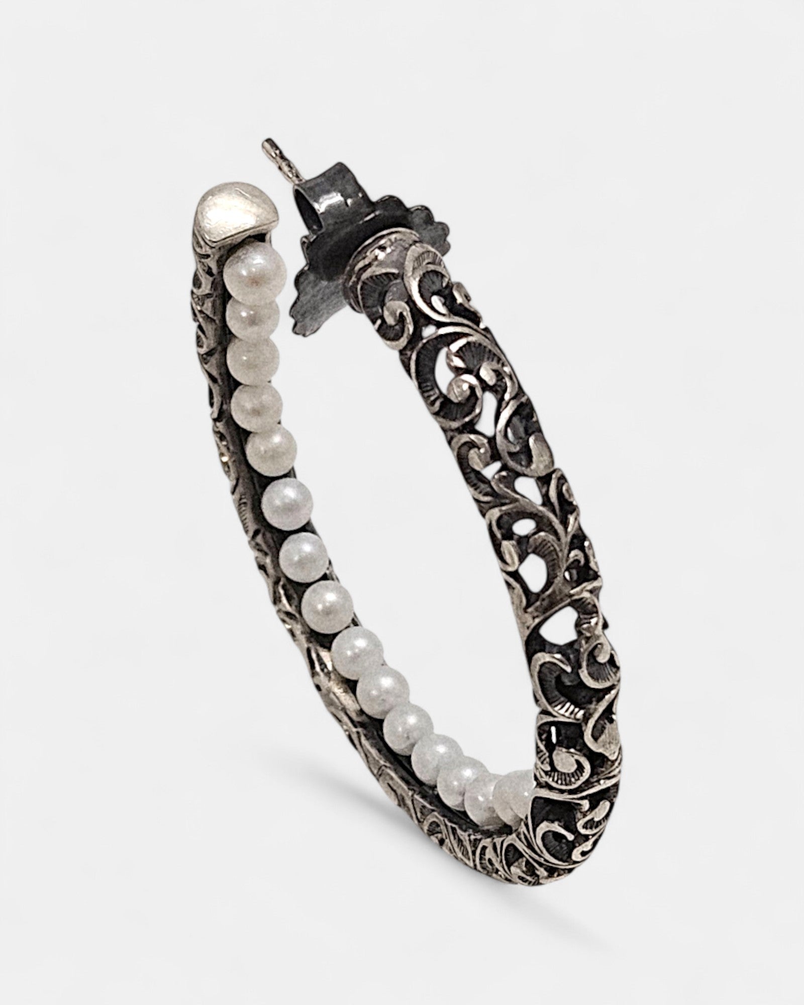 Pendientes aros de plata envejecida con cincelado y perlas naturales