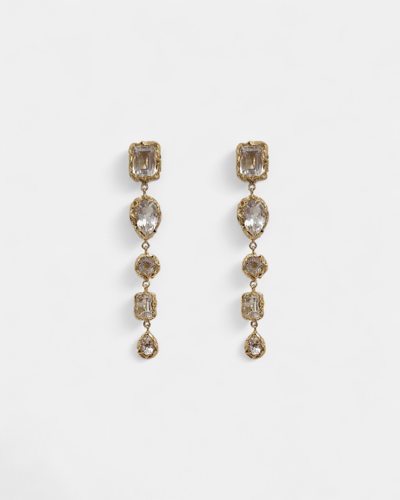 Pendientes largos dorados con cristales facetados engastados Valentina
