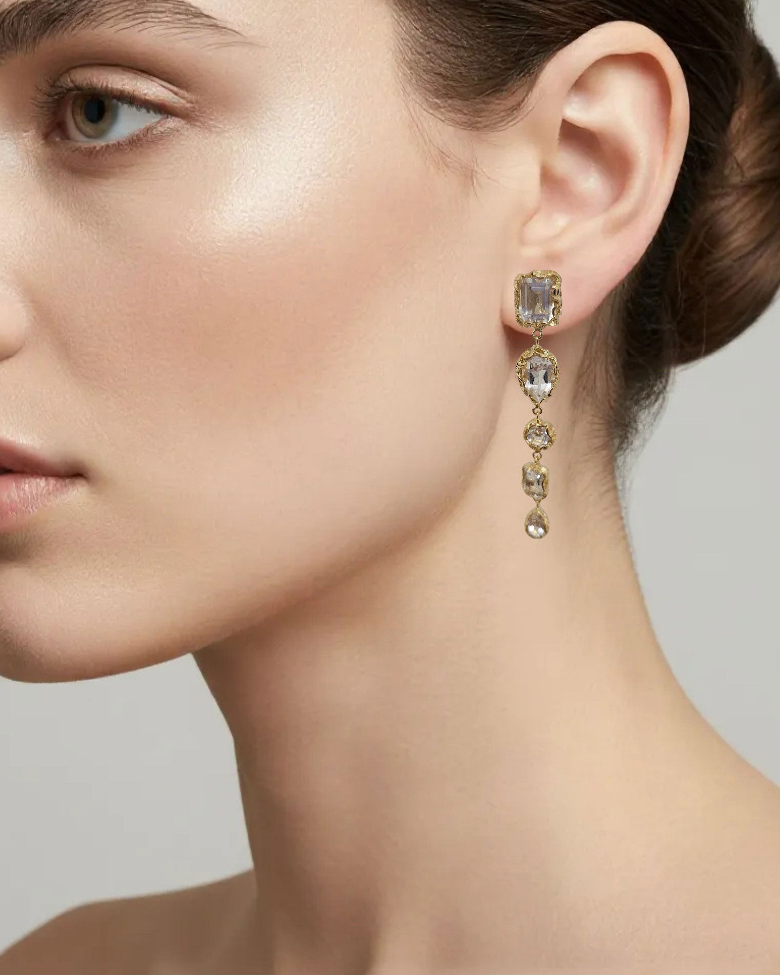Pendientes largos dorados con cristales facetados engastados Valentina