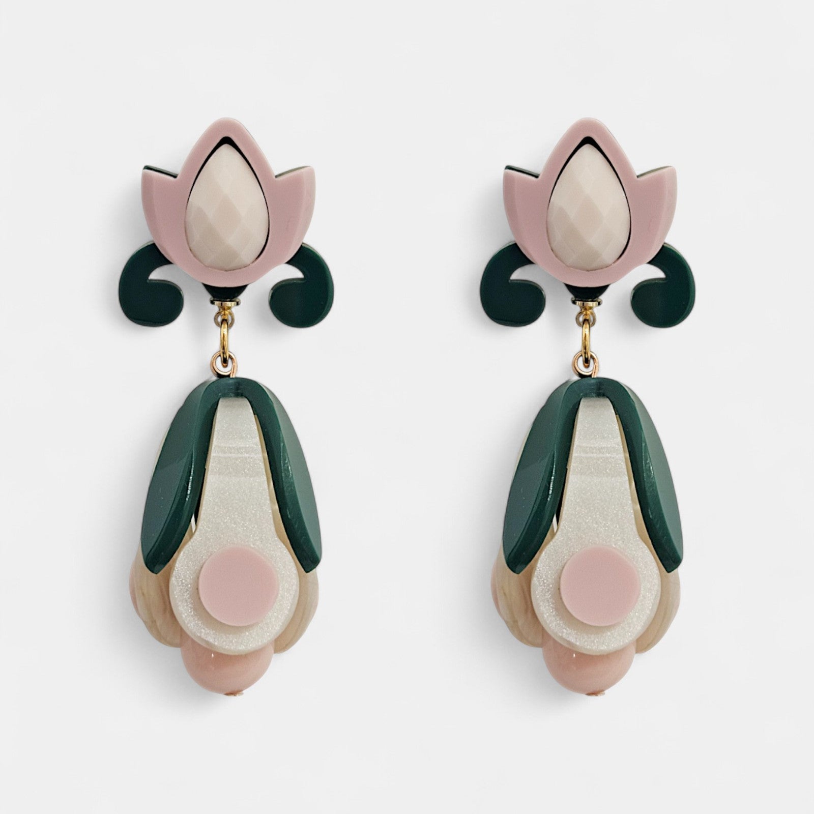 Pendientes “Magnolia Rosa” Gissa Bicalho en acrílico rosa empolvado, verde y nácar