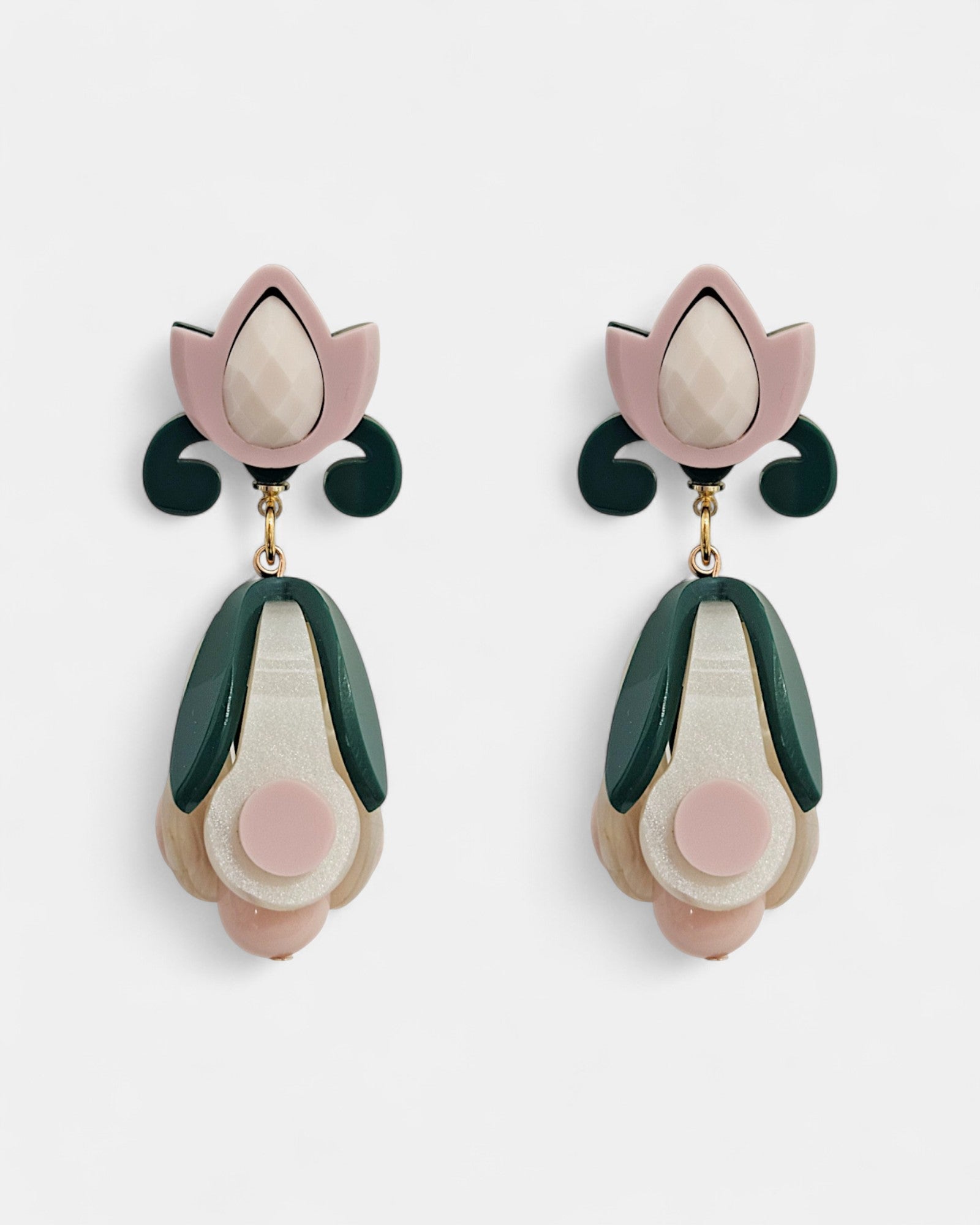 Pendientes “Magnolia Rosa” Gissa Bicalho en acrílico rosa empolvado, verde y nácar