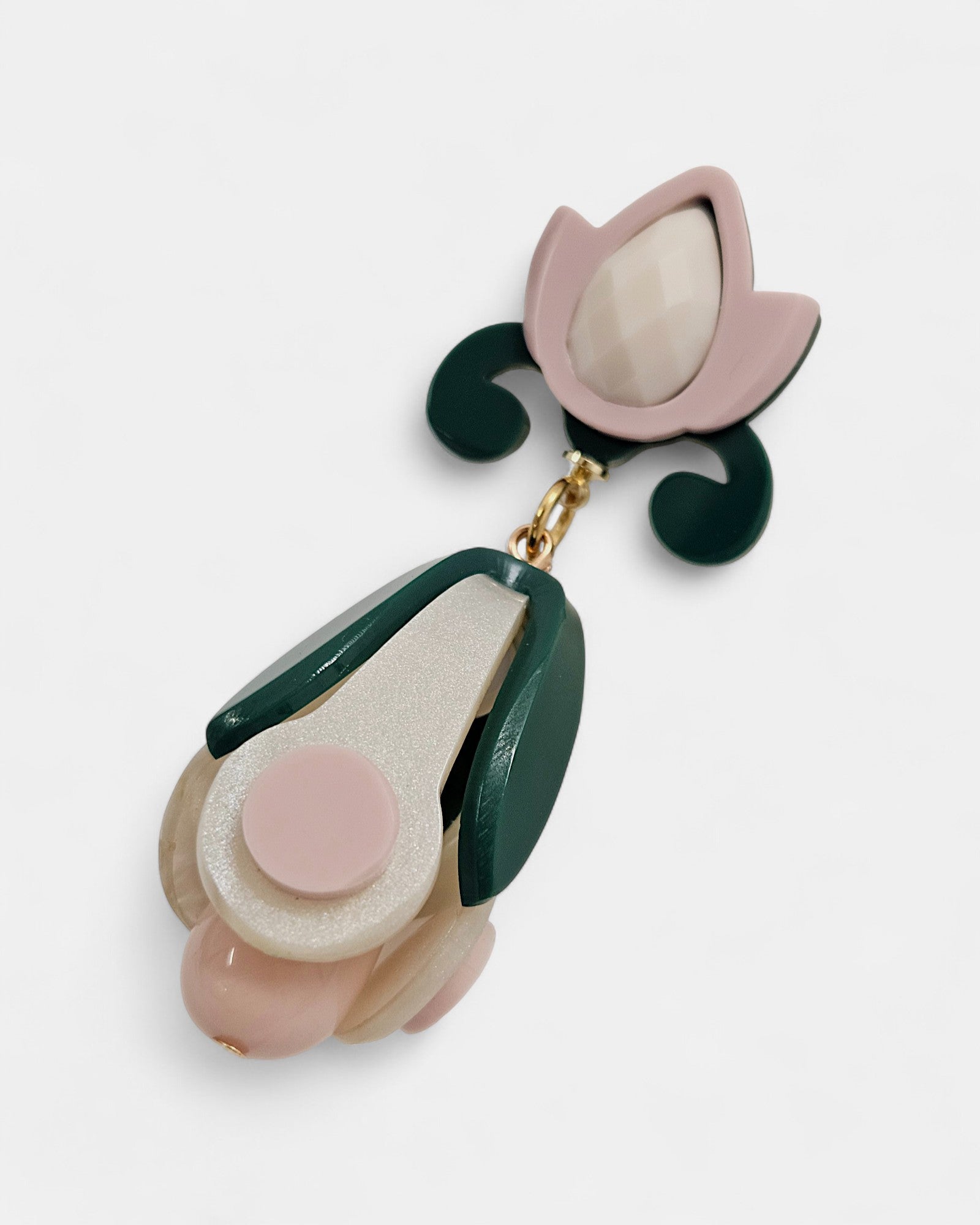 Pendientes “Magnolia Rosa” Gissa Bicalho en acrílico rosa empolvado, verde y nácar