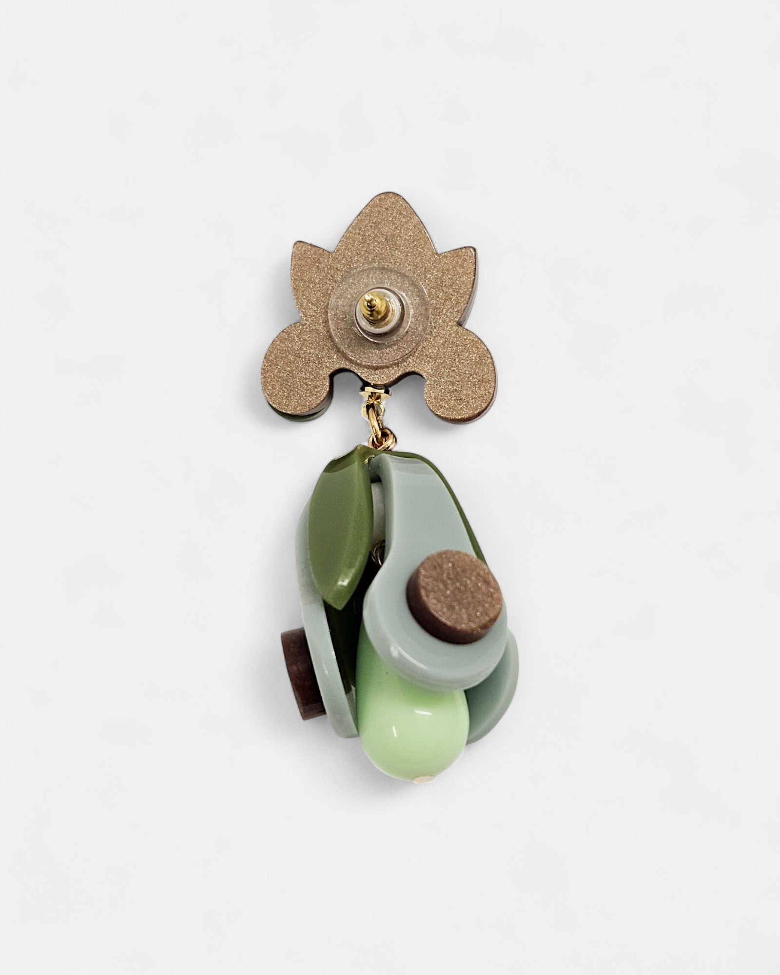 Pendientes “Iris Verde” Gissa Bicalho en acrílico verde con cristal lágrima