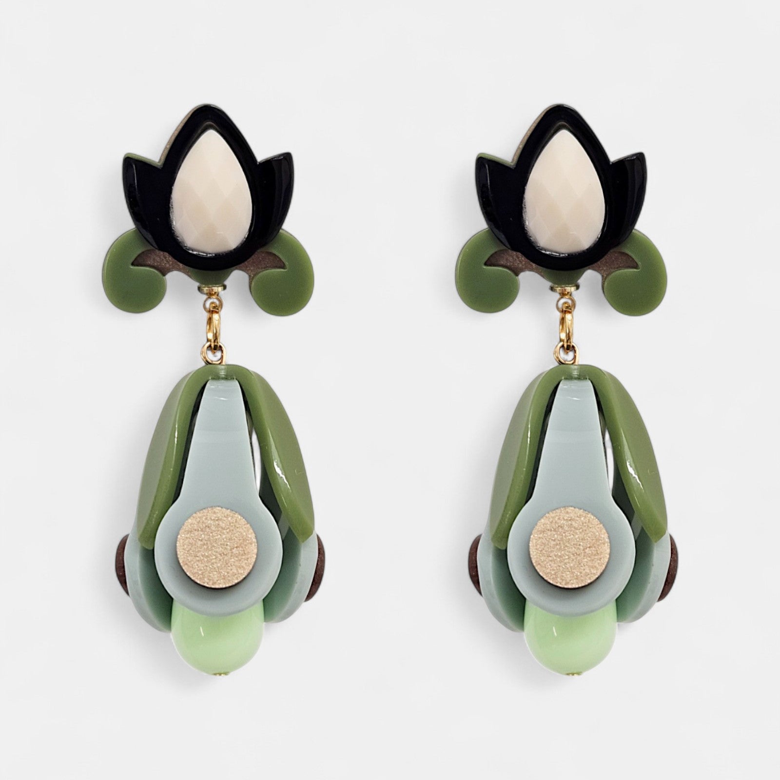Pendientes “Iris Verde” Gissa Bicalho en acrílico verde con cristal lágrima
