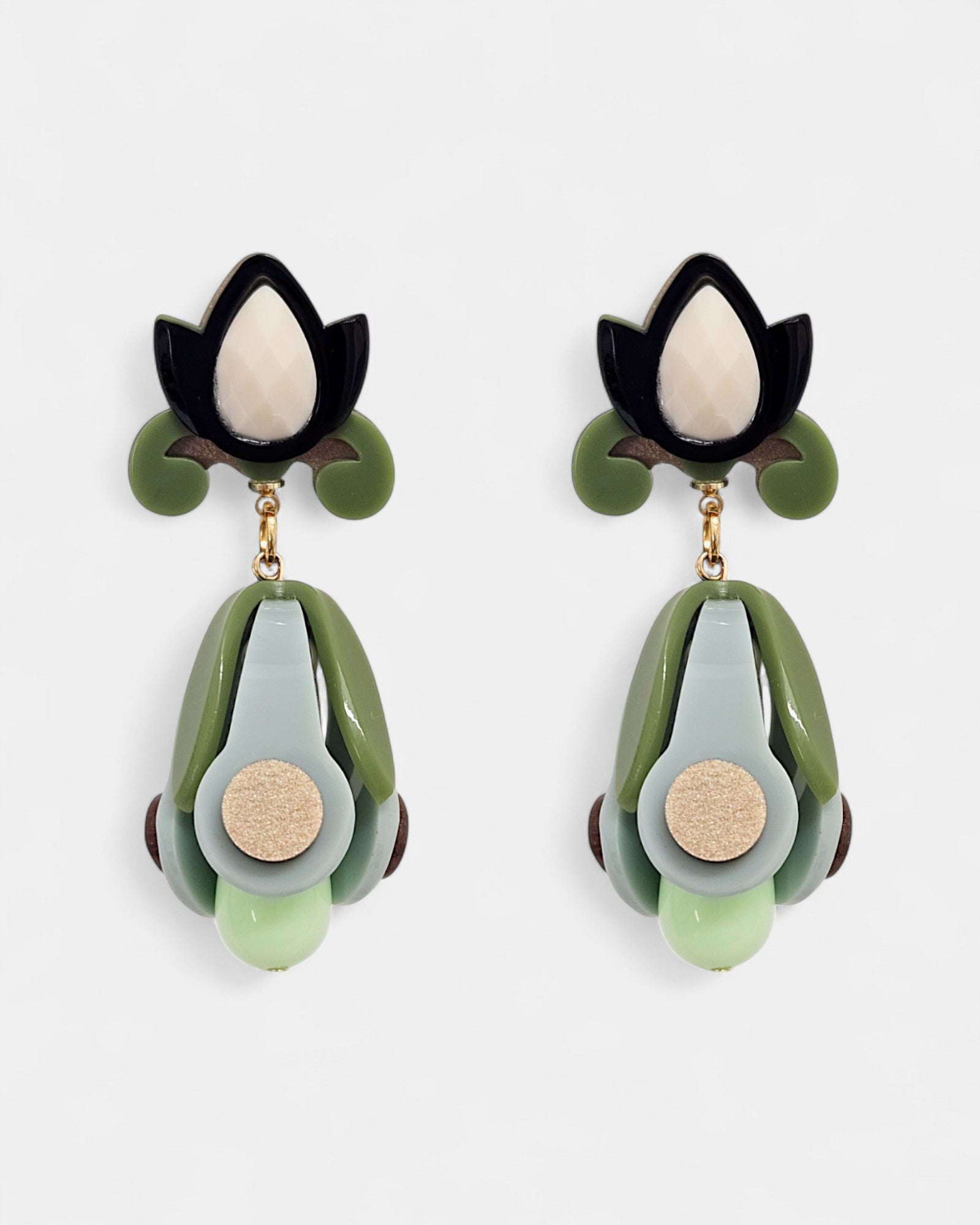 Pendientes “Iris Verde” Gissa Bicalho en acrílico verde con cristal lágrima