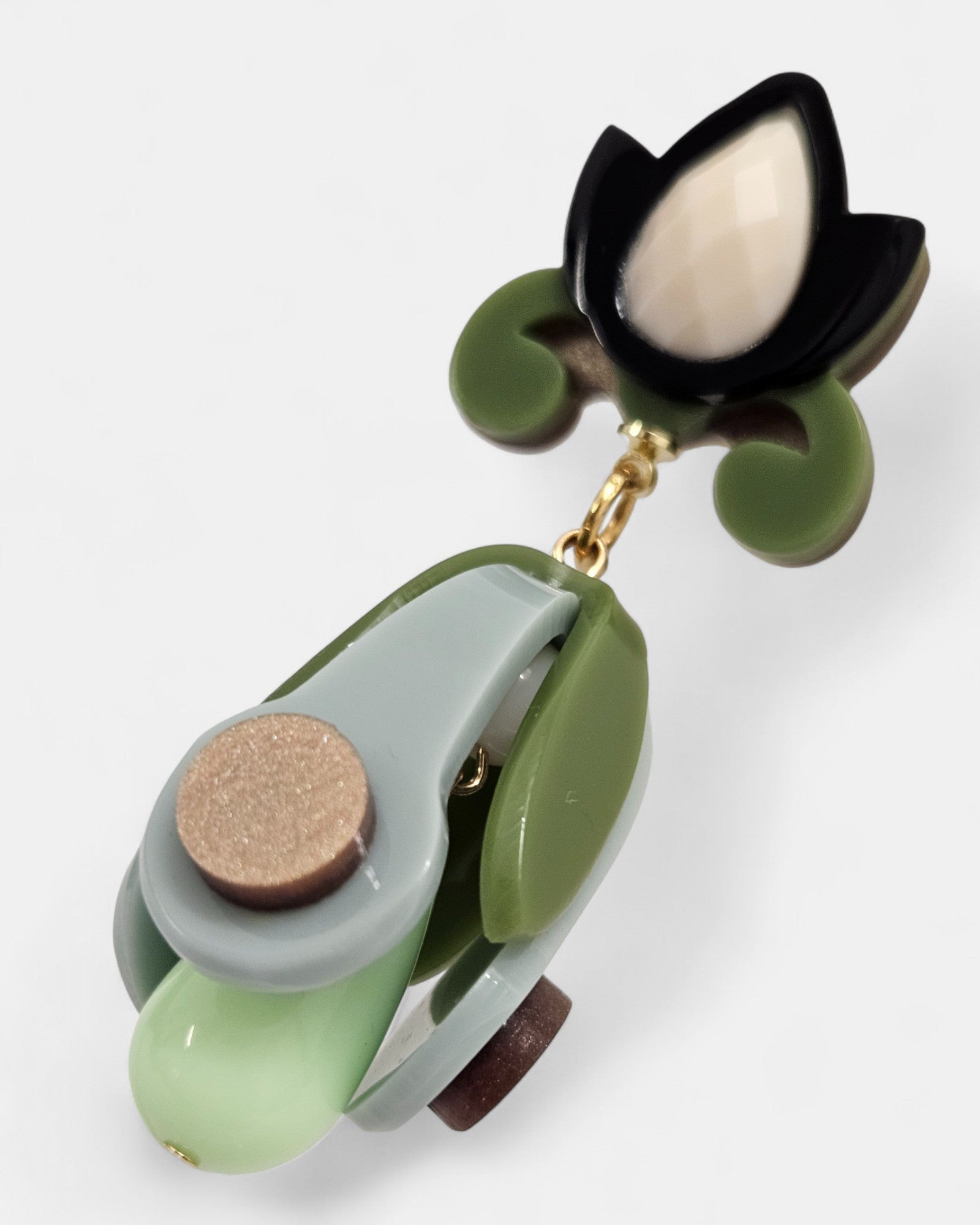 Pendientes “Iris Verde” Gissa Bicalho en acrílico verde con cristal lágrima