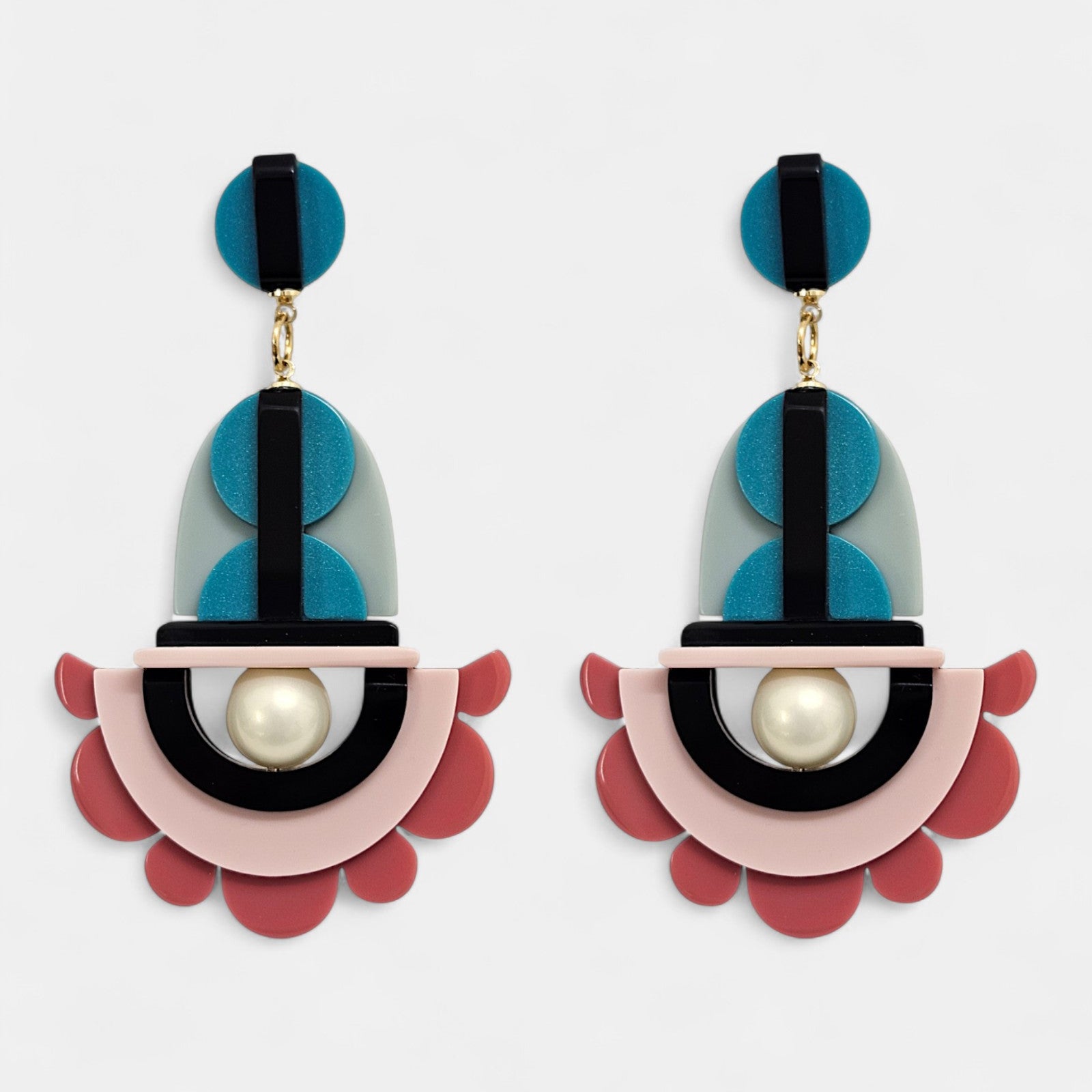 Boucles d'oreilles « Arcadia » de Gissa Bicalho en acrylique géométrique multicolore avec perles