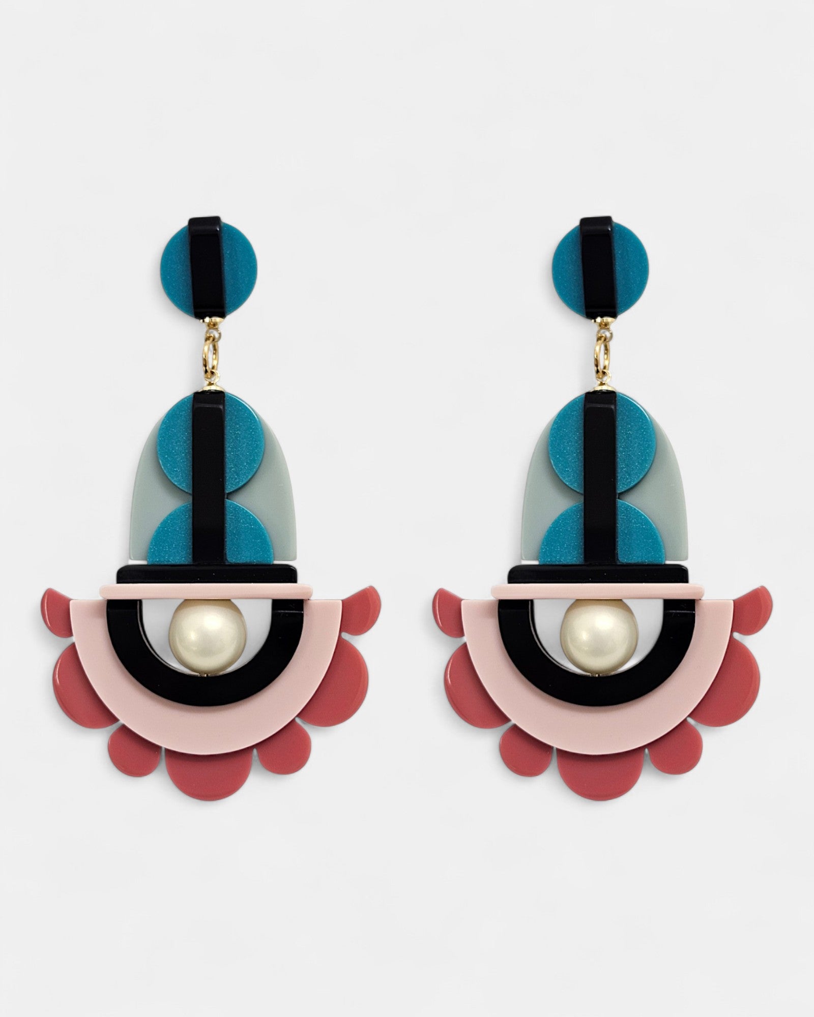 Boucles d'oreilles « Arcadia » de Gissa Bicalho en acrylique géométrique multicolore avec perles