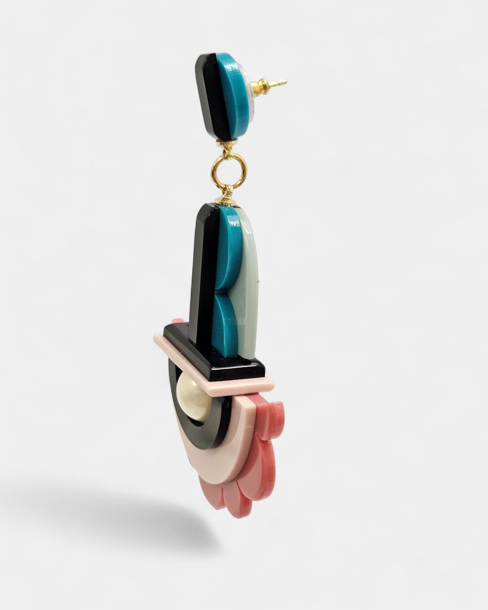 Boucles d'oreilles « Arcadia » de Gissa Bicalho en acrylique géométrique multicolore avec perles