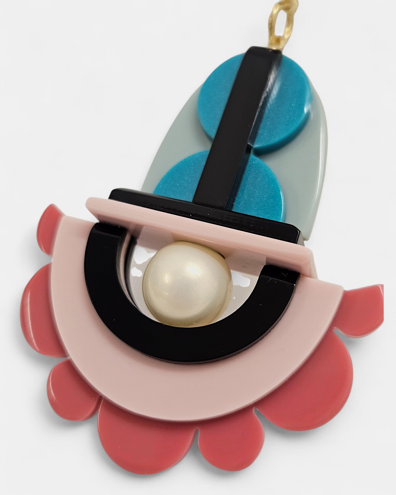 Boucles d'oreilles « Arcadia » de Gissa Bicalho en acrylique géométrique multicolore avec perles