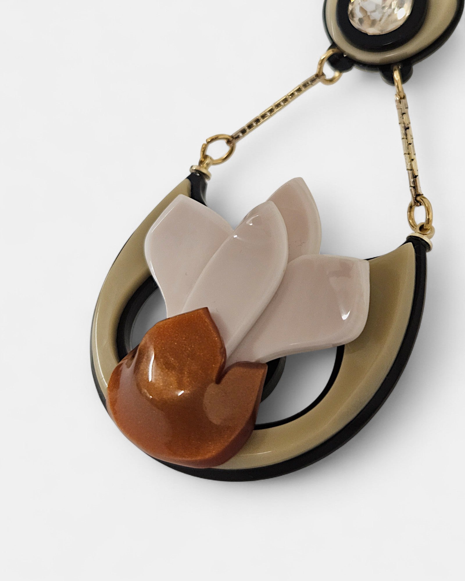 Pendientes “Lotus Dorado” Gissa Bicalho en acrílico beige y cobre con cristal lágrima