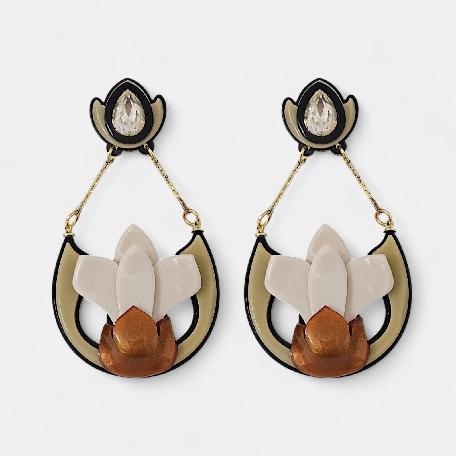 Pendientes “Lotus Dorado” Gissa Bicalho en acrílico beige y cobre con cristal lágrima