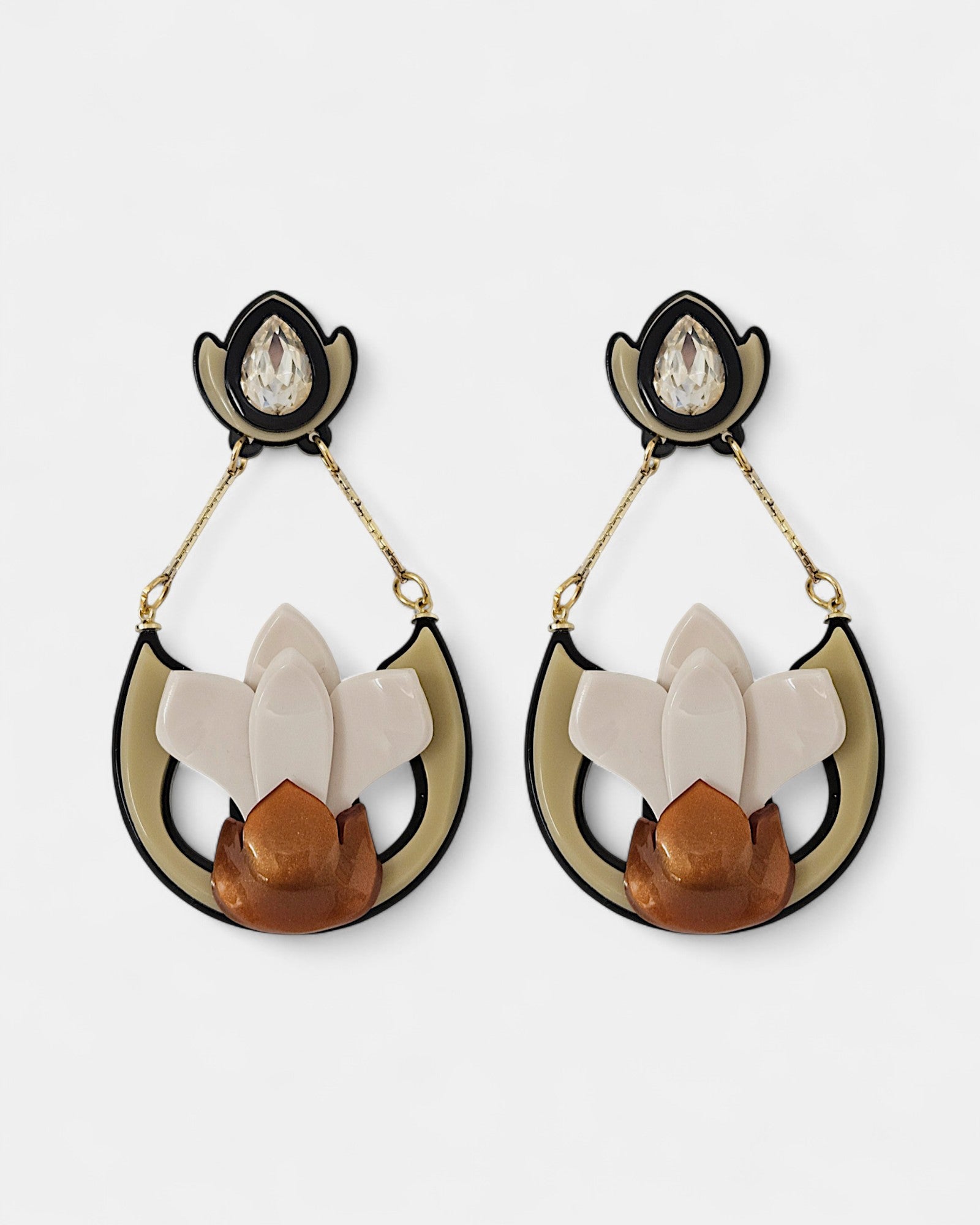 Pendientes “Lotus Dorado” Gissa Bicalho en acrílico beige y cobre con cristal lágrima