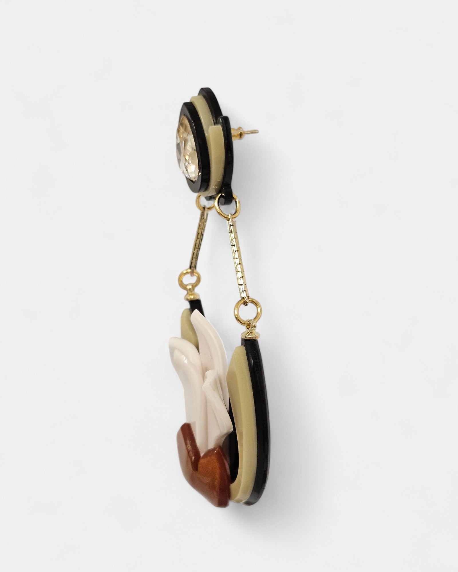 Pendientes “Lotus Dorado” Gissa Bicalho en acrílico beige y cobre con cristal lágrima