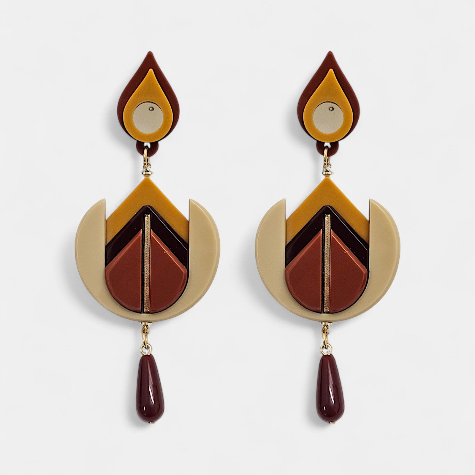 Pendientes “Sol Naciente” Gissa Bicalho en acrílico burdeos, beige y mostaza con lágrima colgante