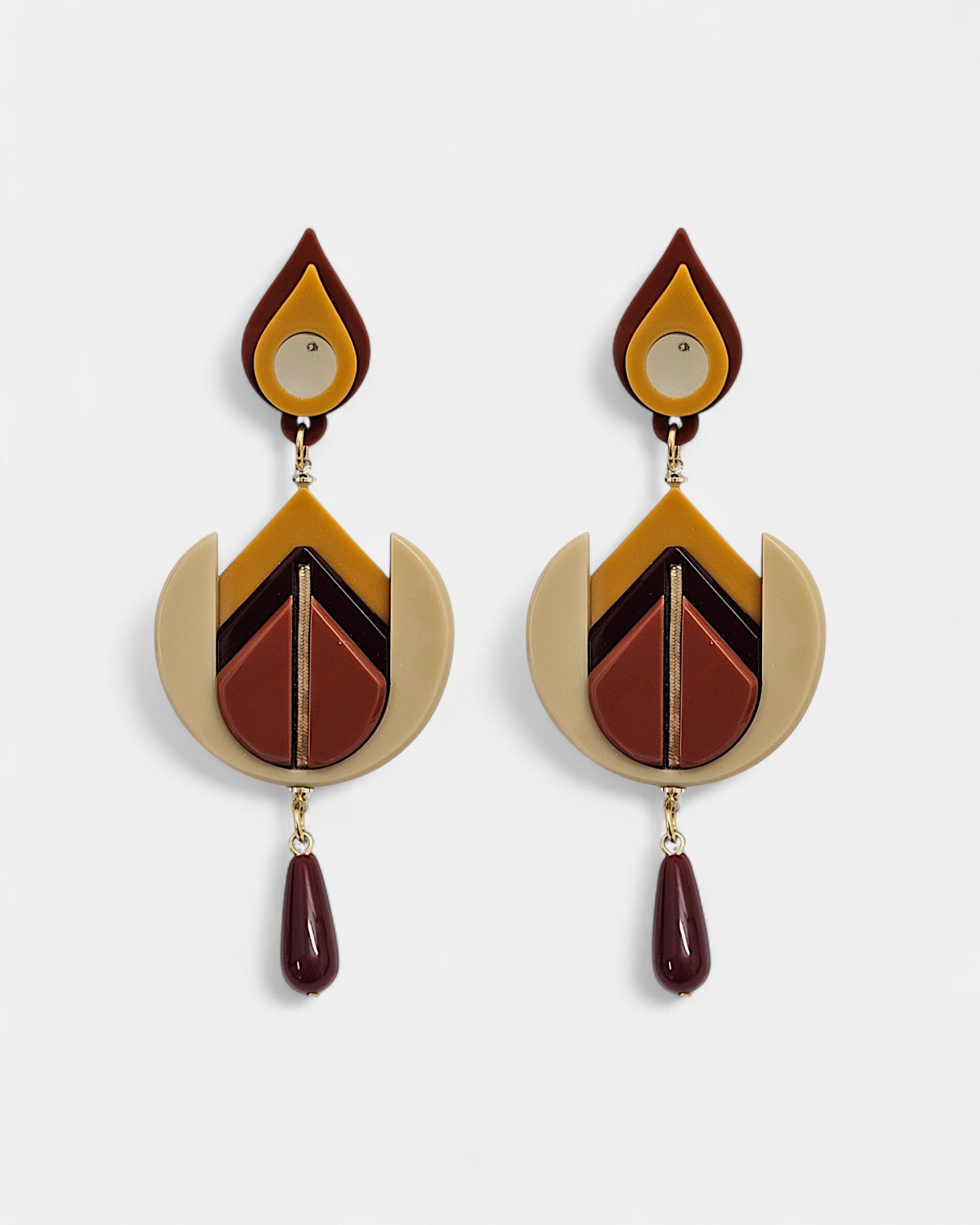 Pendientes “Sol Naciente” Gissa Bicalho en acrílico burdeos, beige y mostaza con lágrima colgante