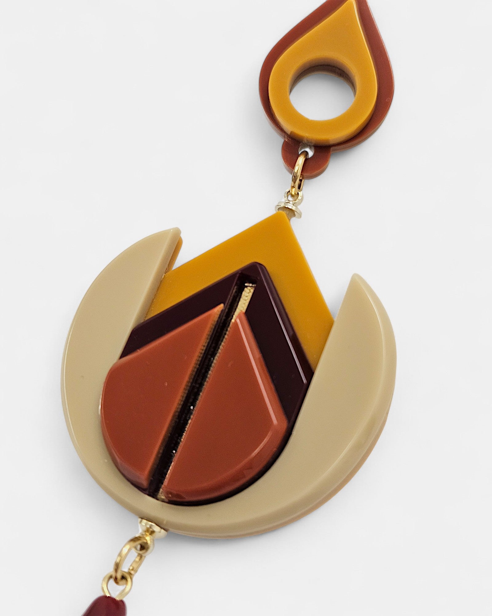 Pendientes “Sol Naciente” Gissa Bicalho en acrílico burdeos, beige y mostaza con lágrima colgante