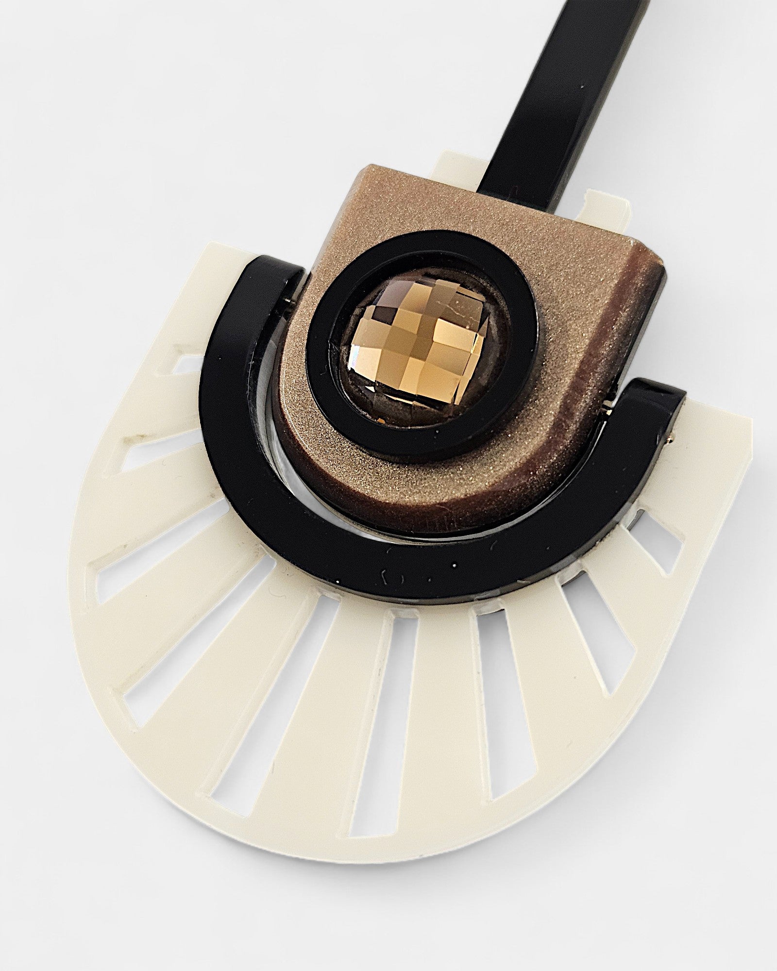 Pendientes “Eclipse” Gissa Bicalho en acrílico bronce y marfil con cristal geométrico