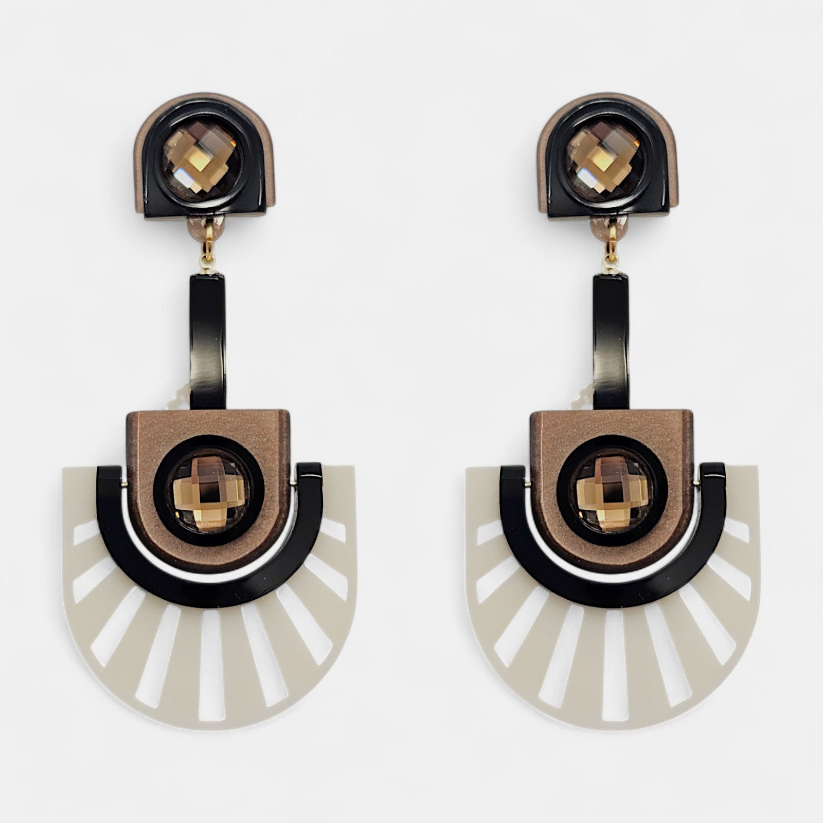 Pendientes “Eclipse” Gissa Bicalho en acrílico bronce y marfil con cristal geométrico