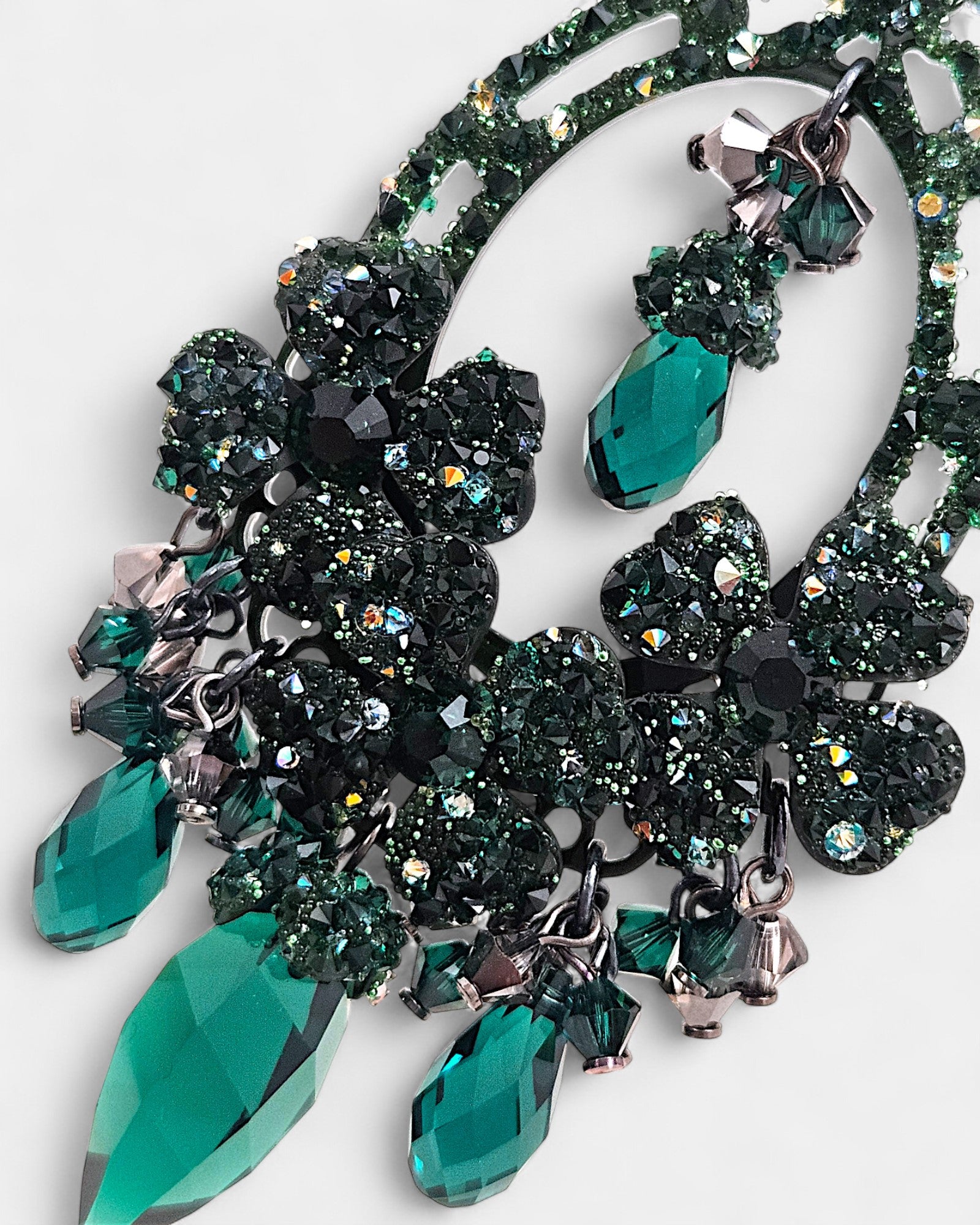 Pendientes Midnight Emerald con cristales verdes y glitter