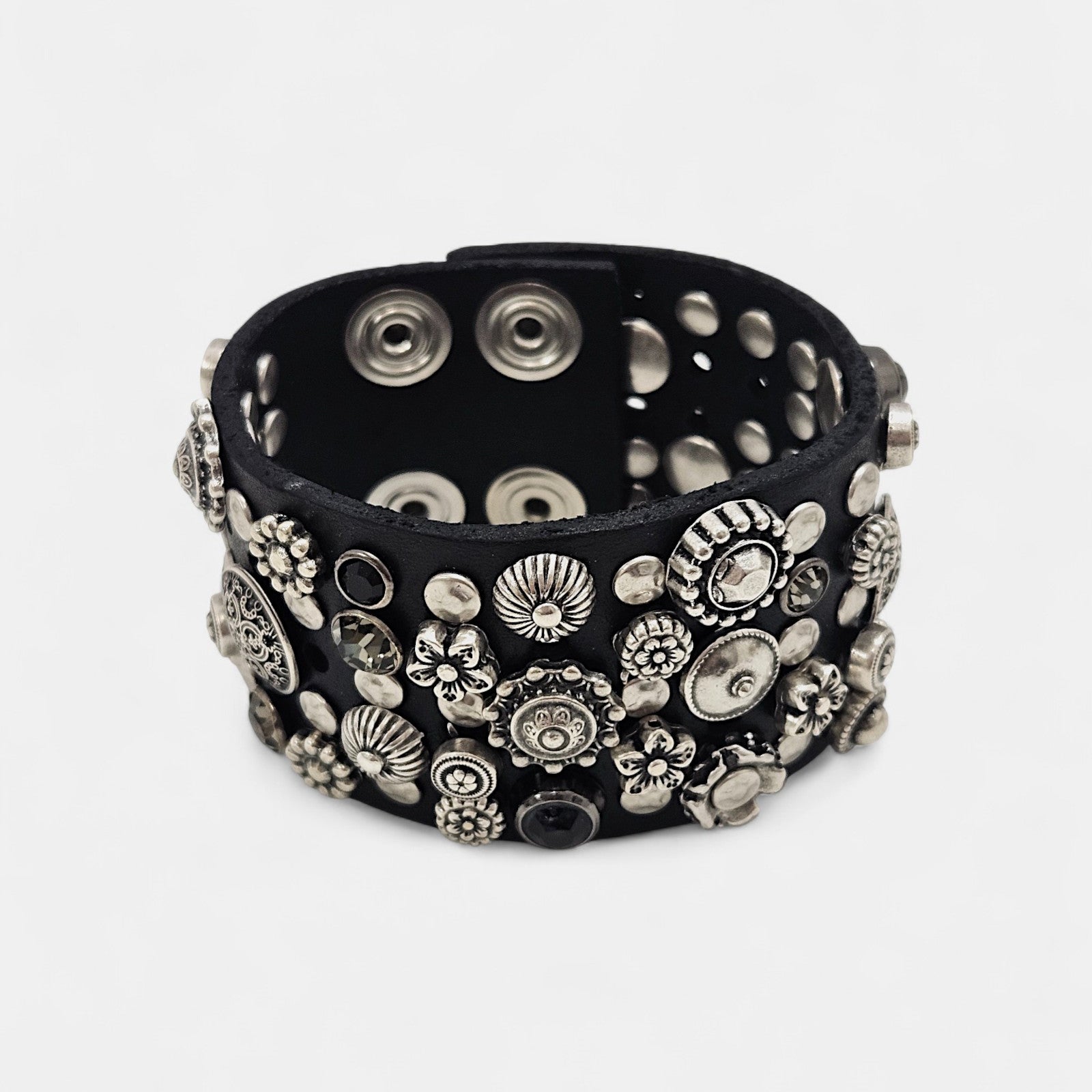 Brazalete de piel negro con tachas y cristales