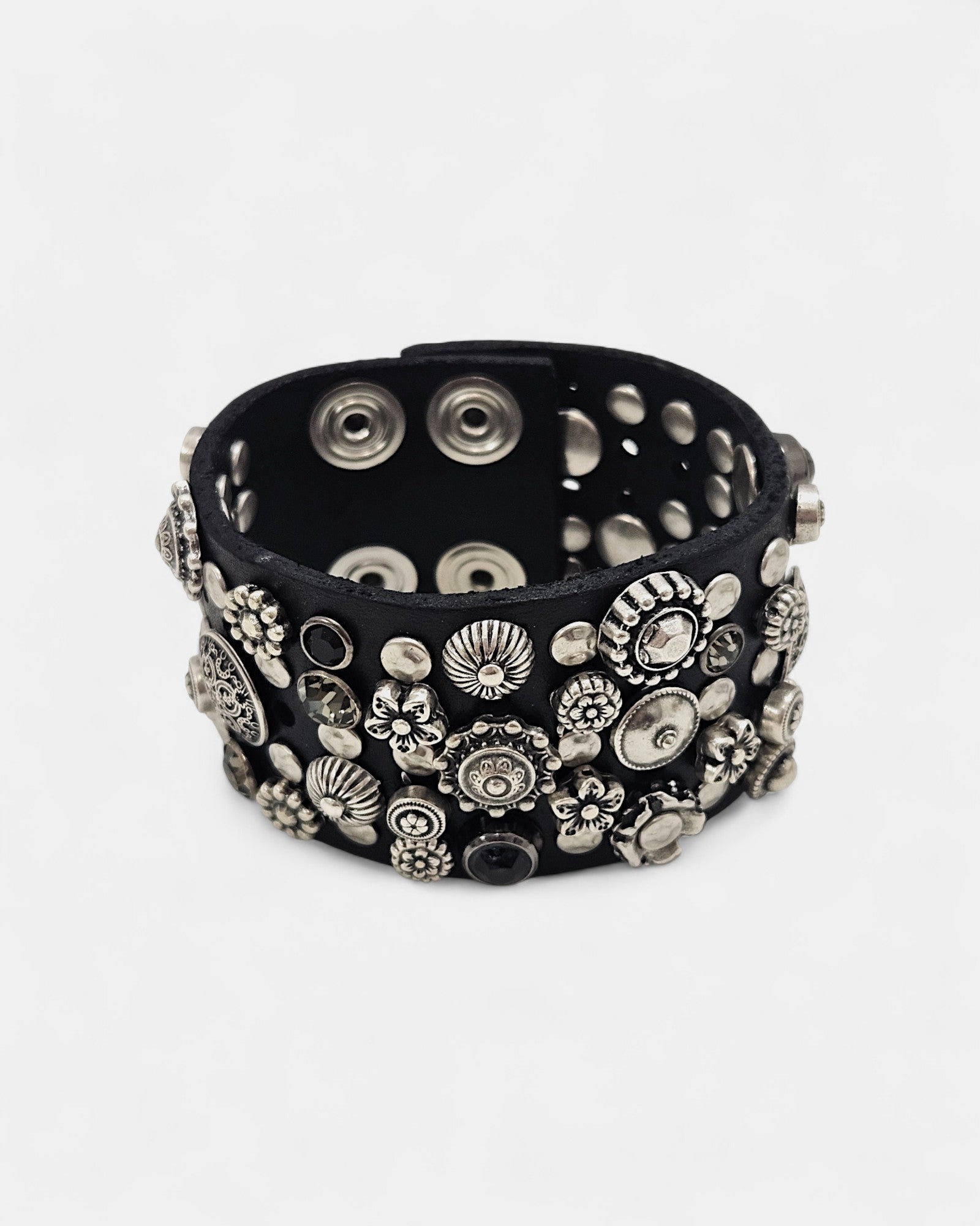 Bracelet en cuir noir orné de clous et de cristaux 