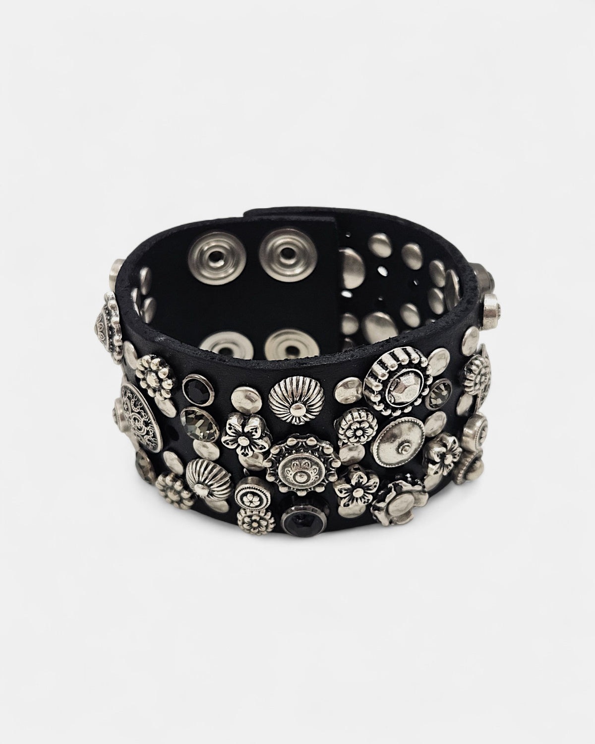 Brazalete de piel negro con tachas y cristales