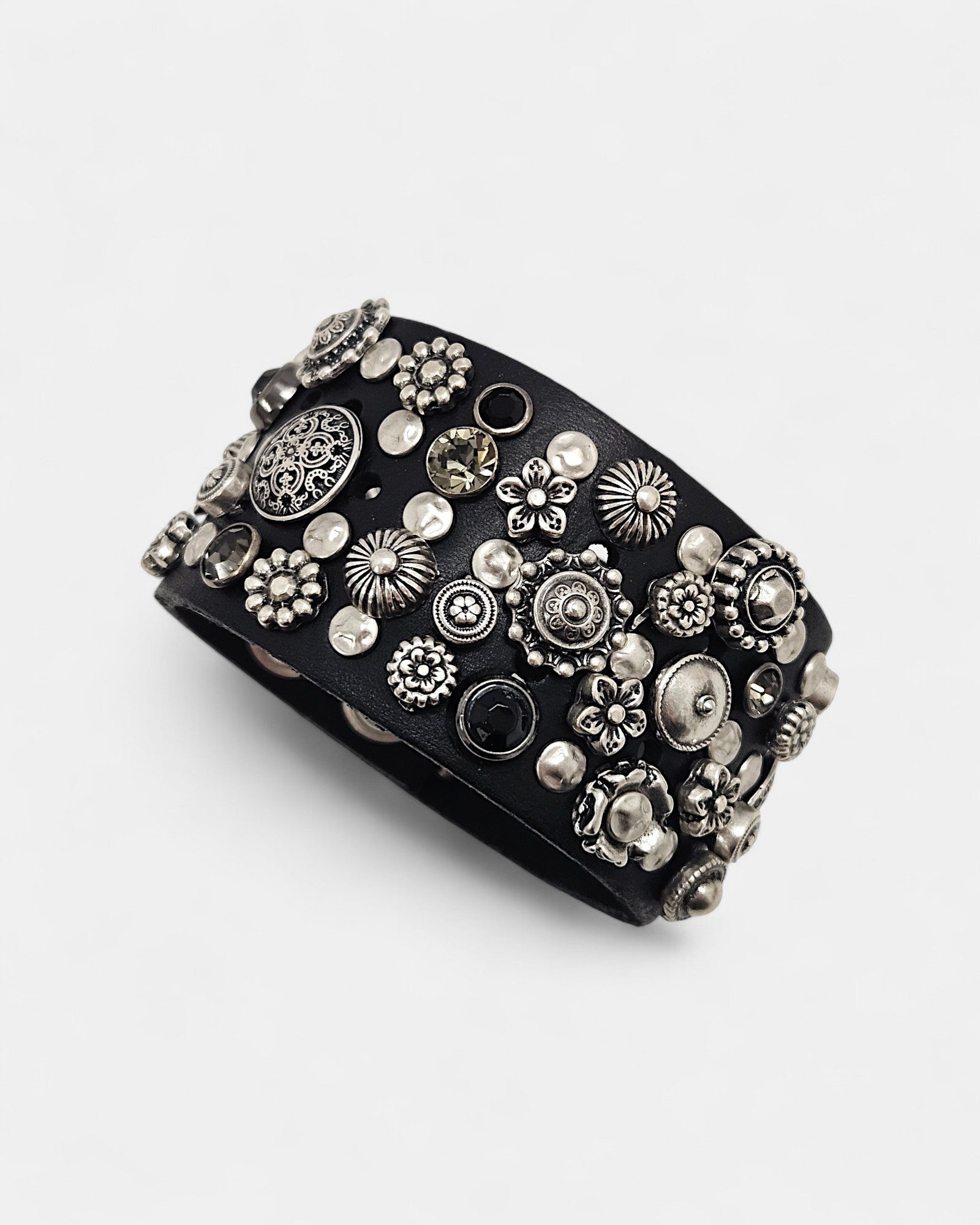 Bracelet en cuir noir orné de clous et de cristaux 
