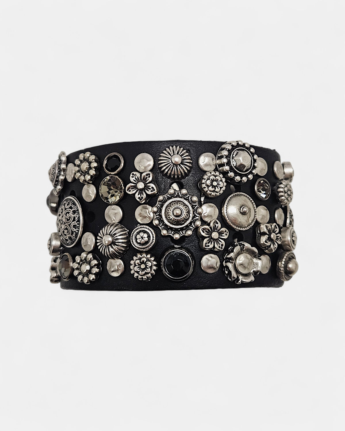 Brazalete de piel negro con tachas y cristales