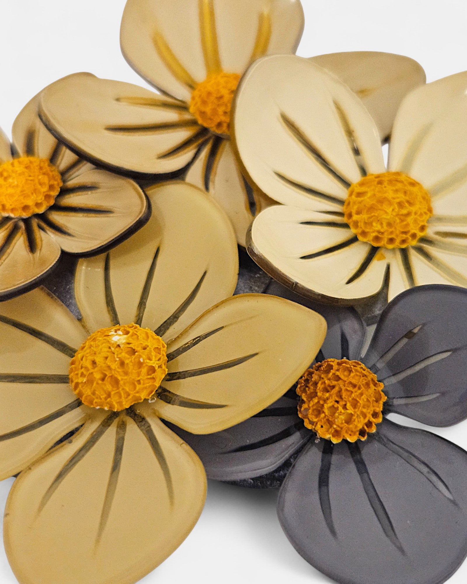 Broche en resina Hortensia Ciléa