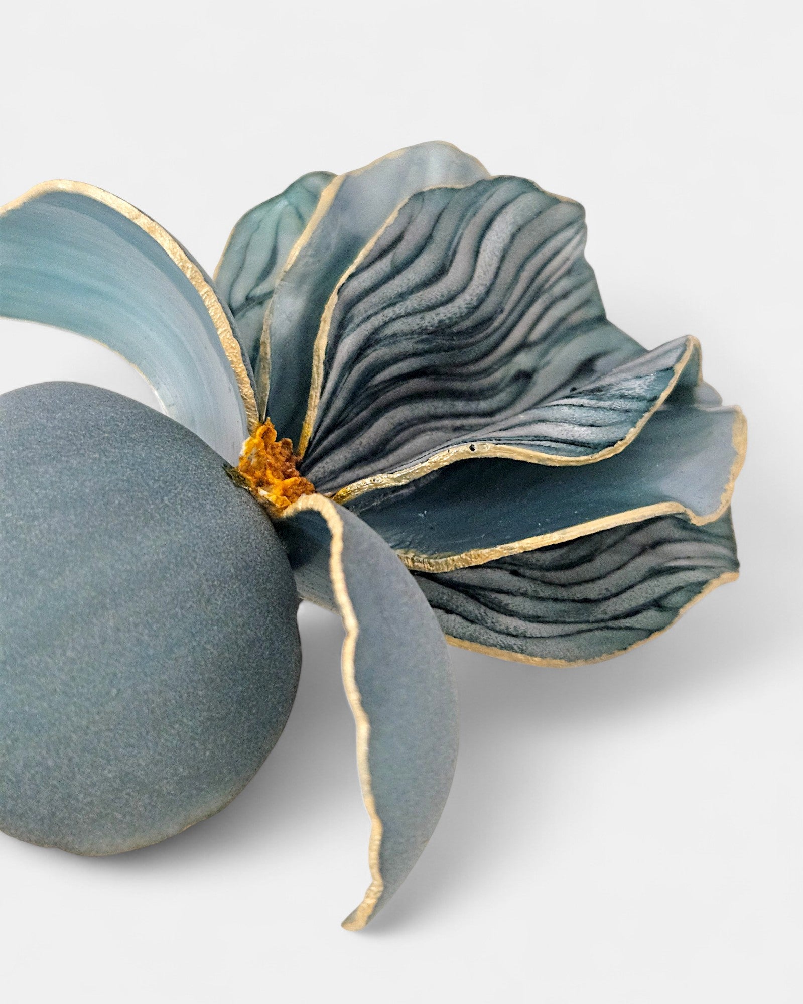 Broche Iris en resina azul