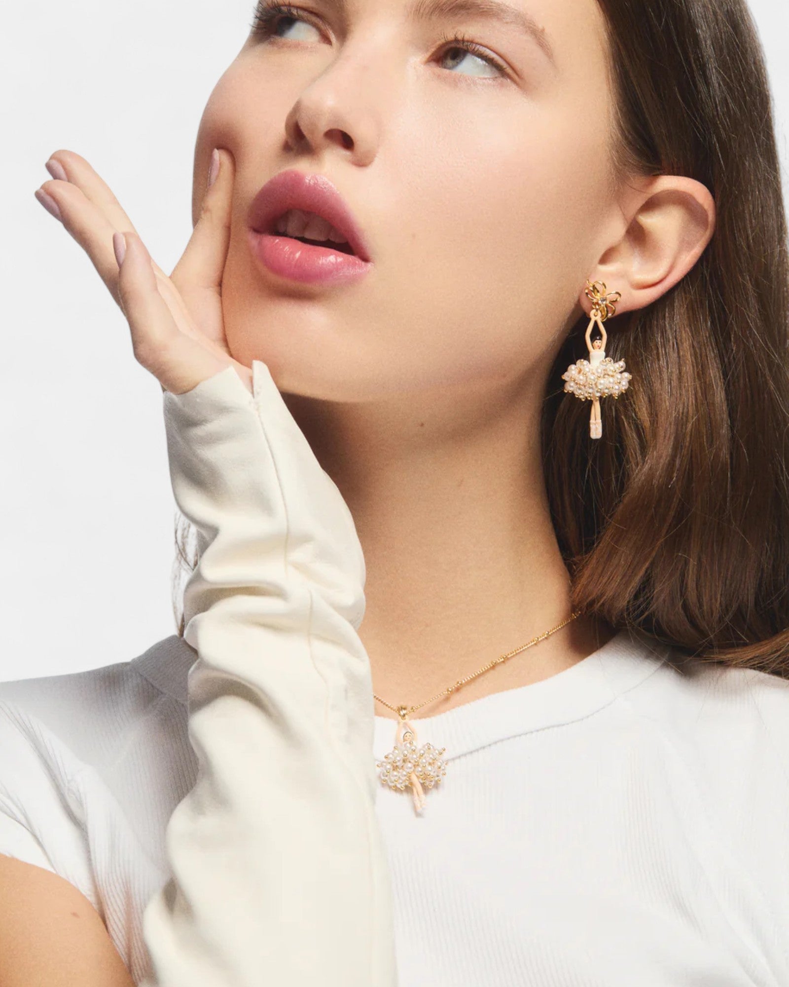 Pendientes Bailarina con Perlas y Lazo Dorado
