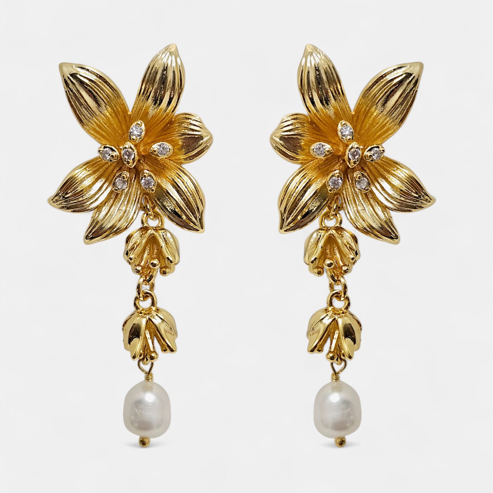 Pendientes dorados flor de lis con perla