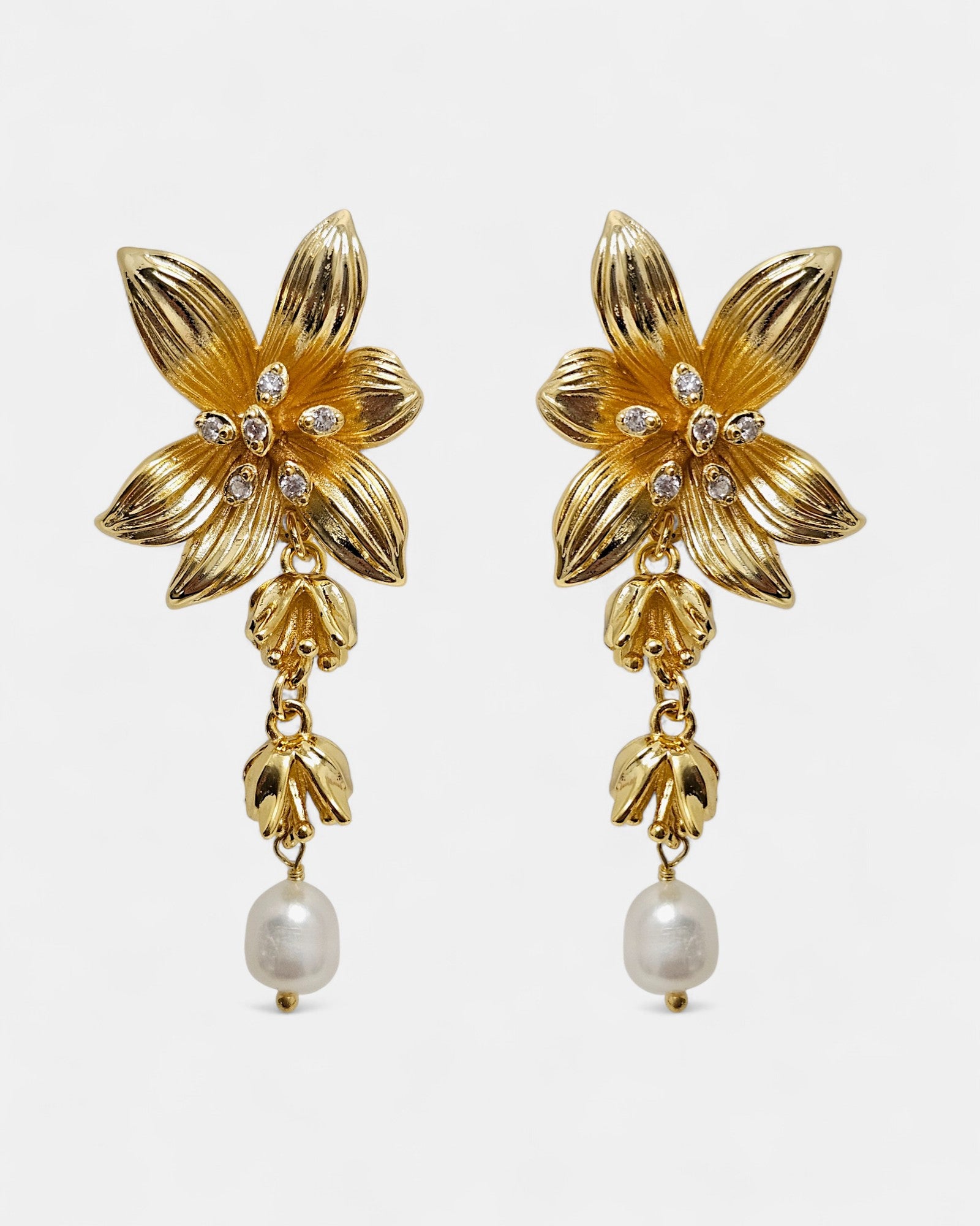 Pendientes dorados flor de lis con perla