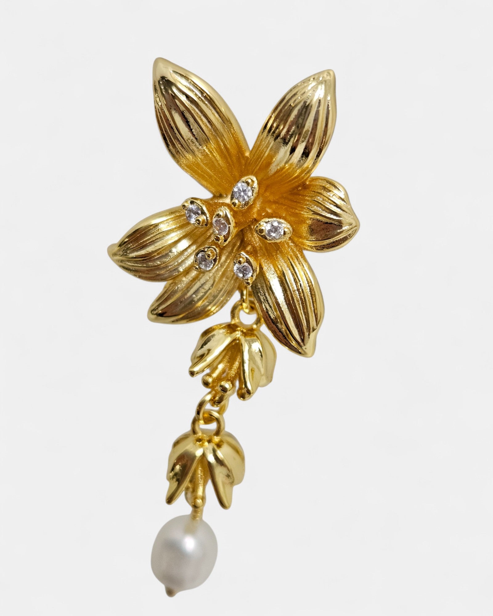 Pendientes dorados flor de lis con perla