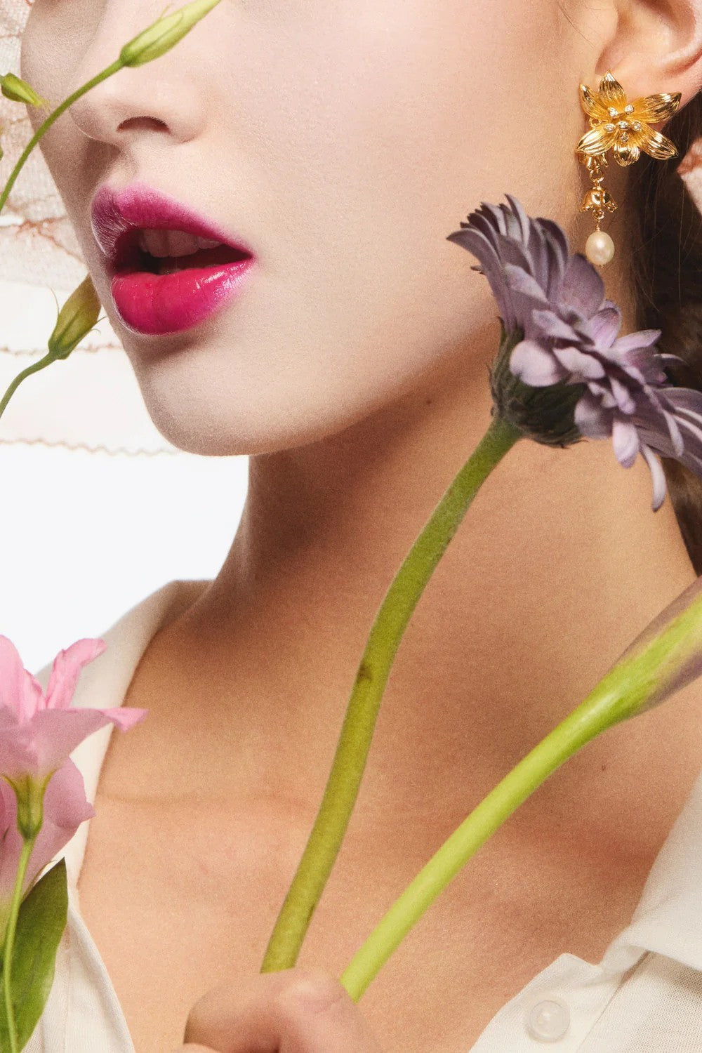 Pendientes dorados flor de lis con perla