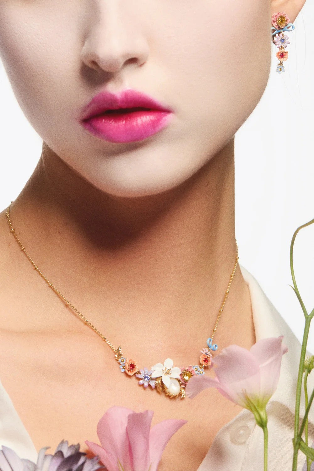 Boucles d'oreilles fleurs multicolores avec nœud bleu