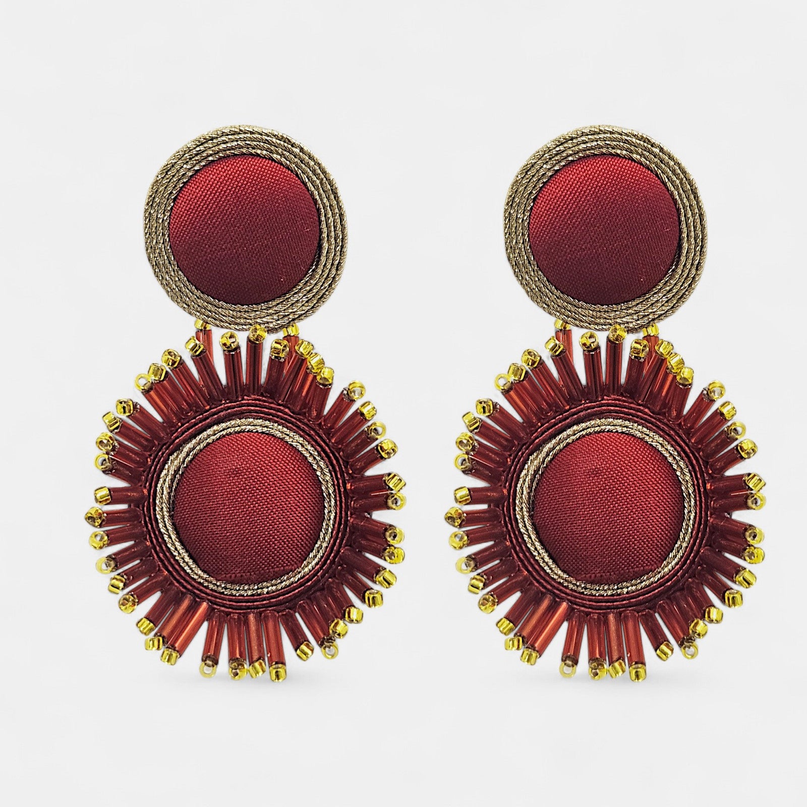 Pareja de pendientes circulares Cretonne Scarlet de Musula Jewels con diseño de seda roja sobre fondo blanco.
