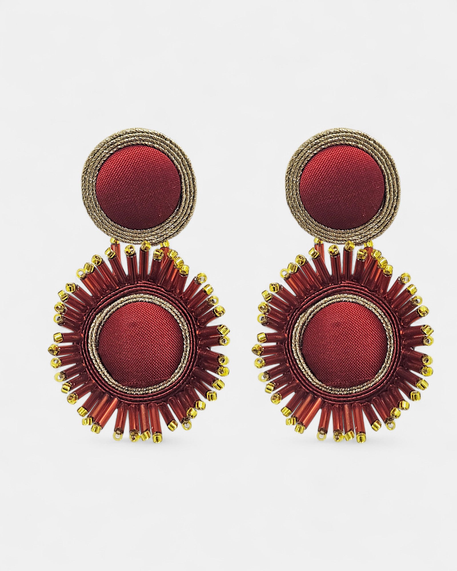 Pareja de pendientes circulares Cretonne Scarlet de Musula Jewels con diseño de seda roja sobre fondo blanco.