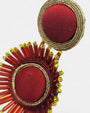 Detalle del bordado de seda carmesí y los canutillos de cristal rojo y dorado de los pendientes Musula.