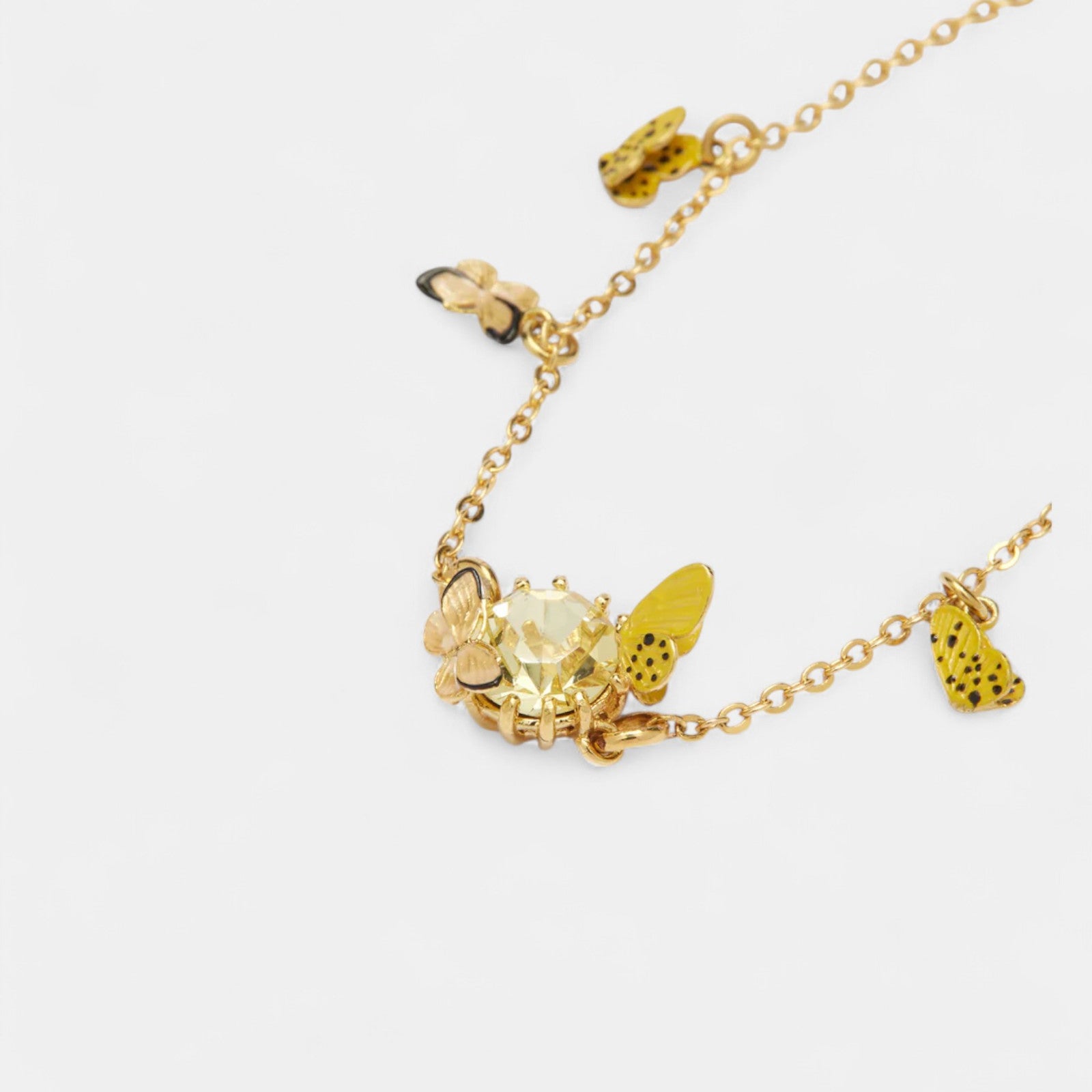 Pulsera dorada con mariposas y flor