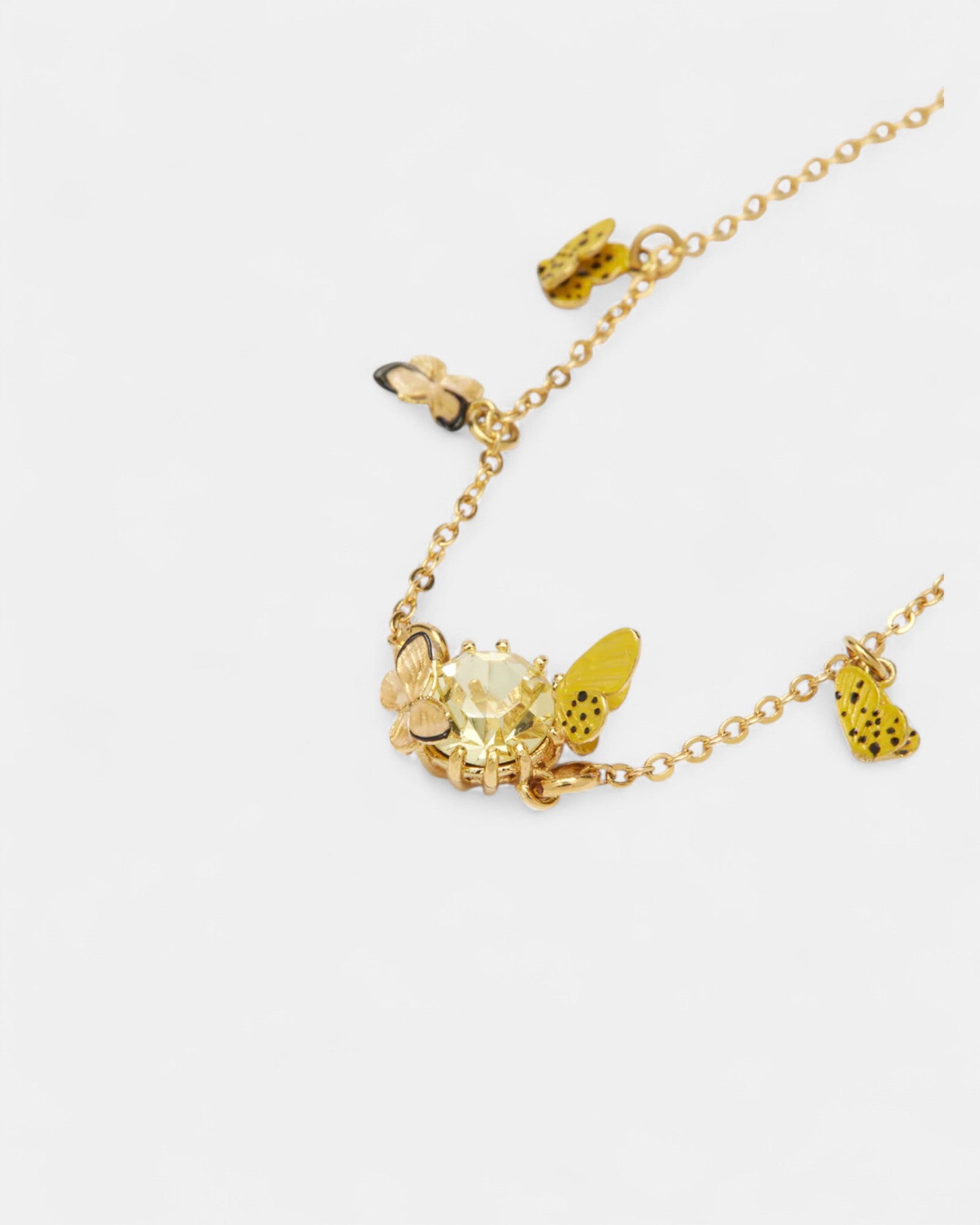 Pulsera dorada con mariposas y flor