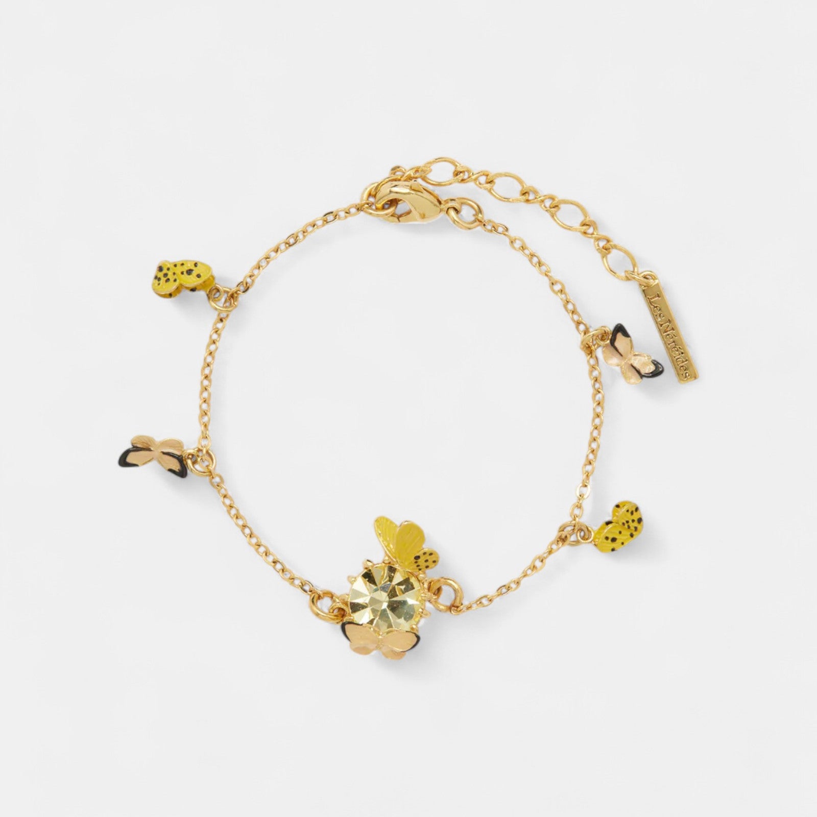 Pulsera dorada con mariposas y flor